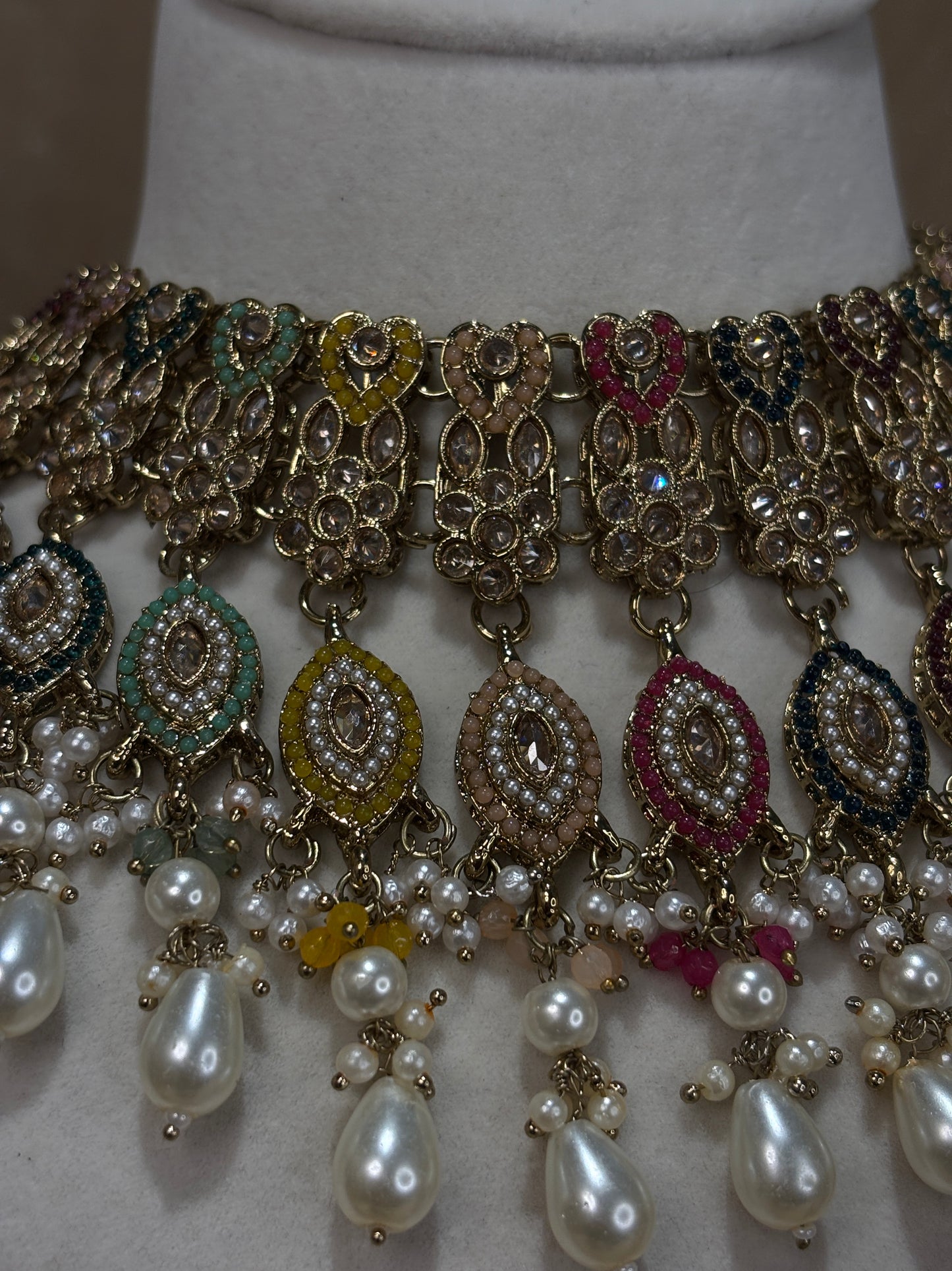 Multi-colour statement choker set