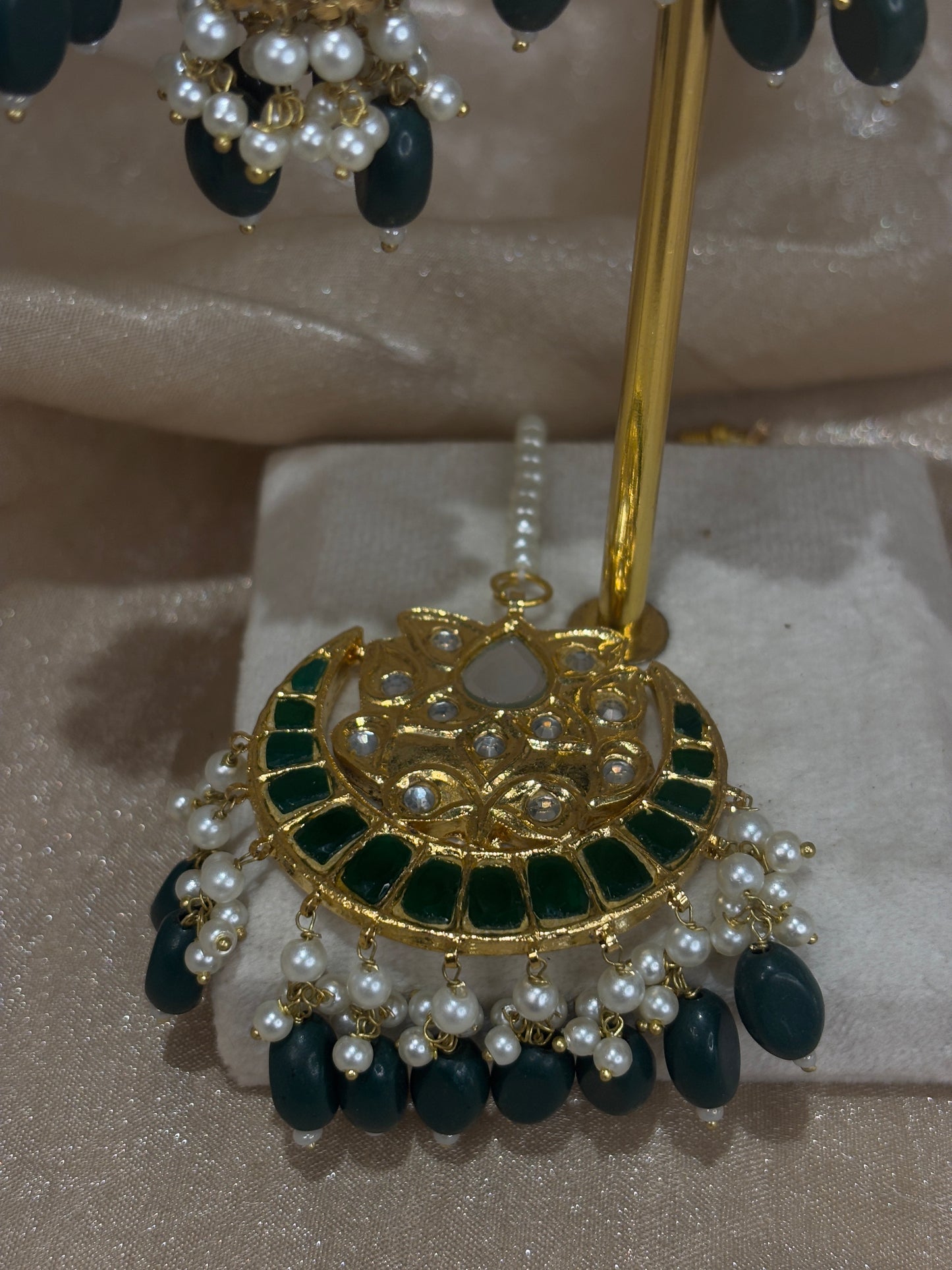 Emerald green thappa kundan earring/tikka set