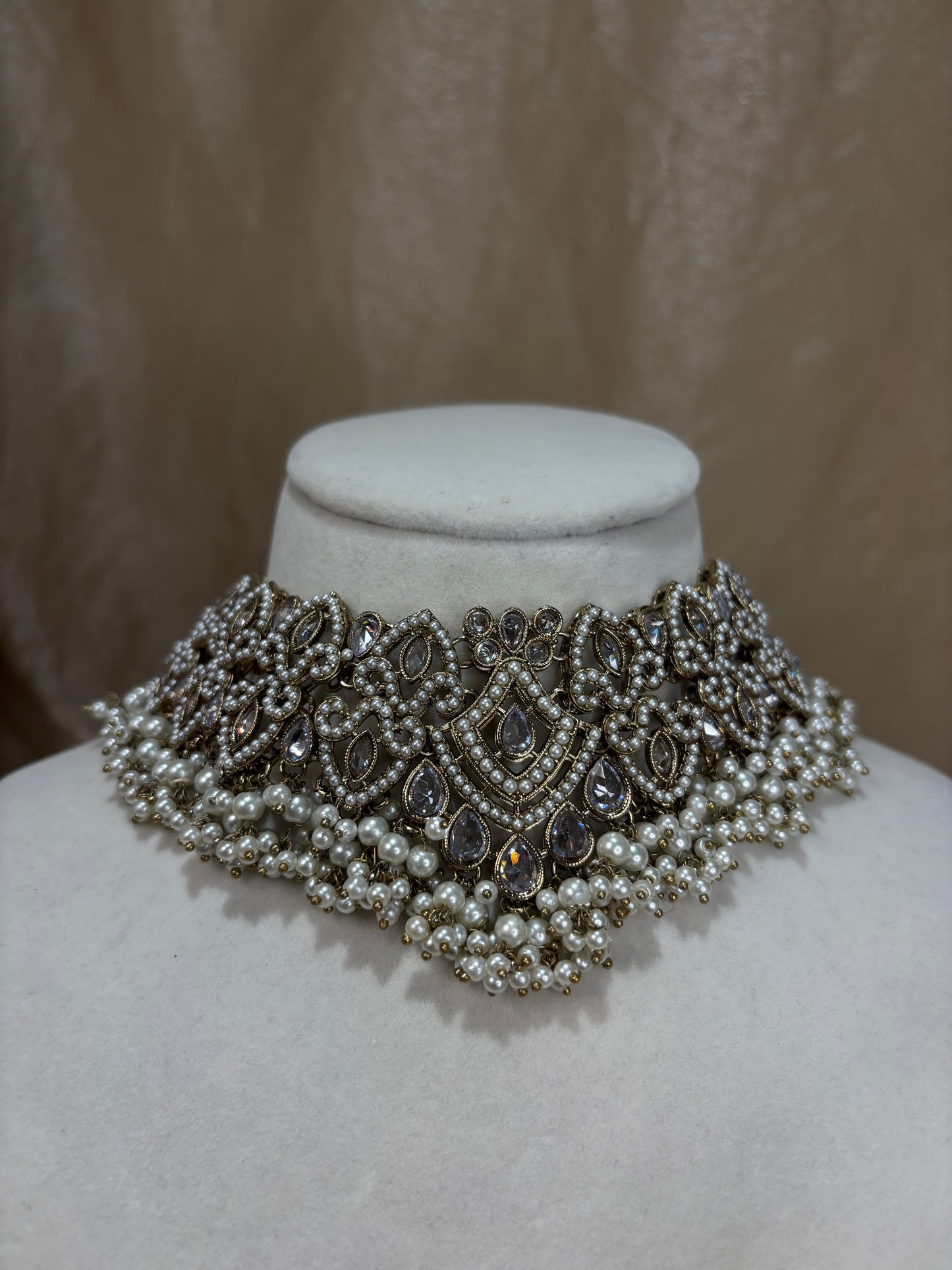 White choker set