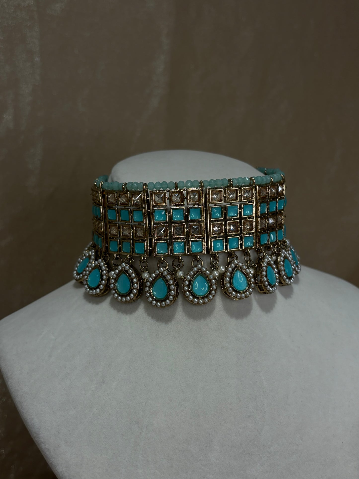 Light blue choker set