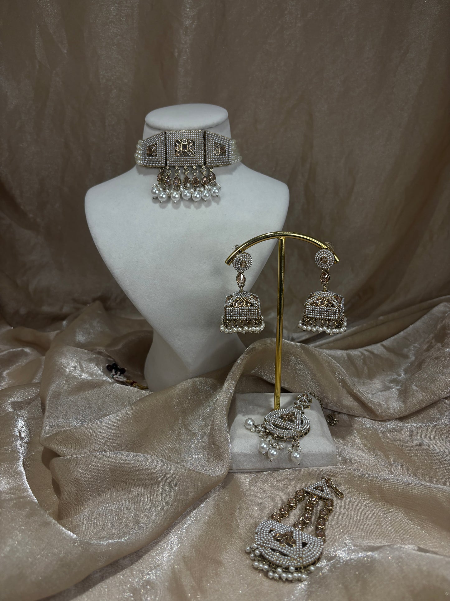 White choker set
