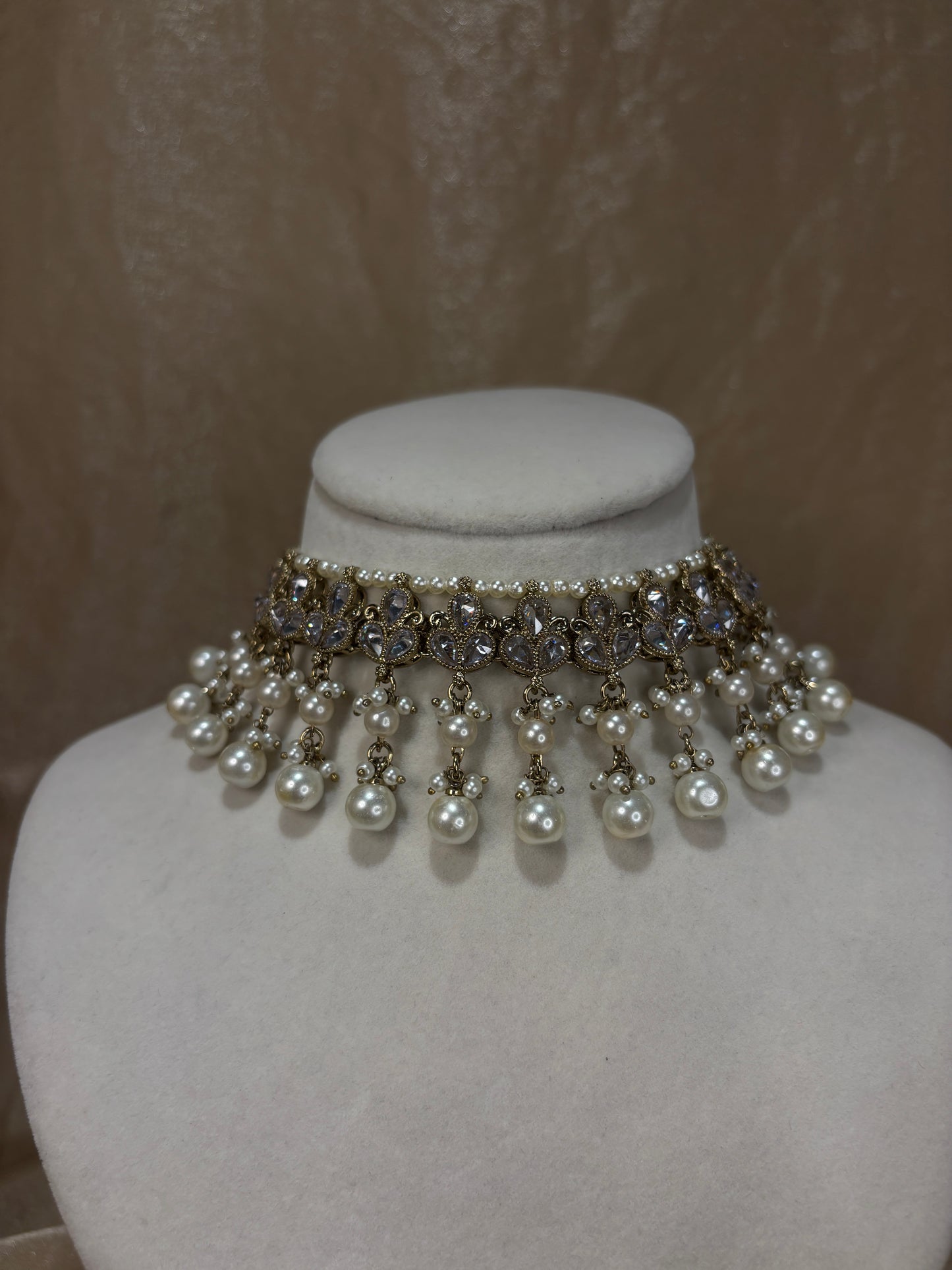 White/gold choker set