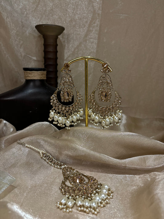 Gold earring/tikka set