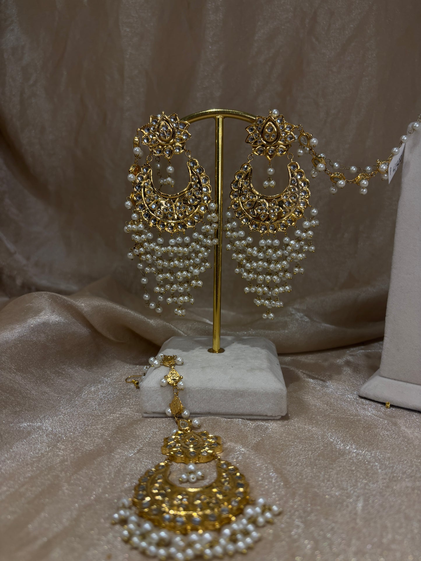 Gold thappa kundan earring/tikka set