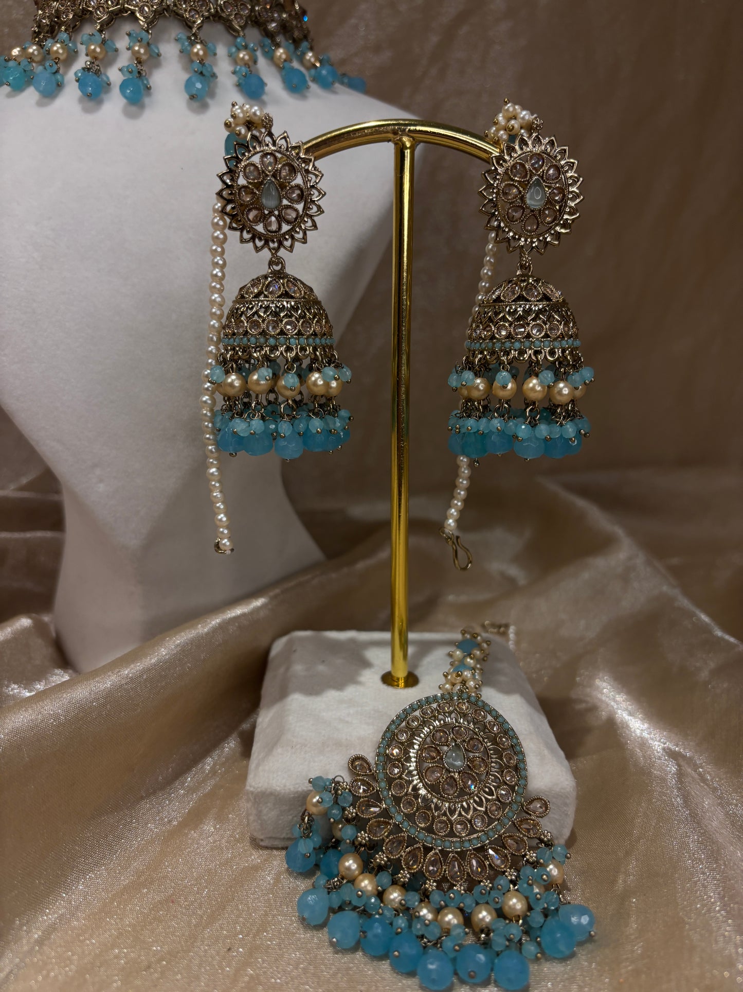 Light blue choker set