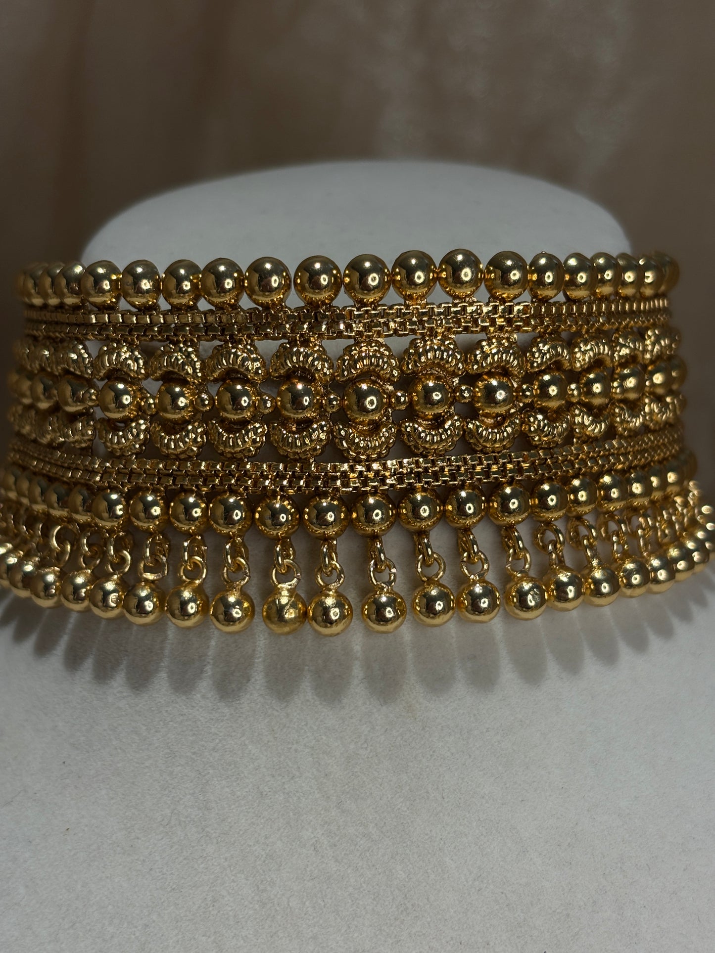 Gold-look choker set