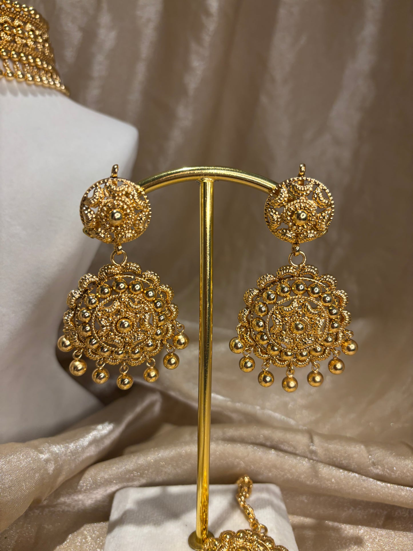 Gold-look choker set