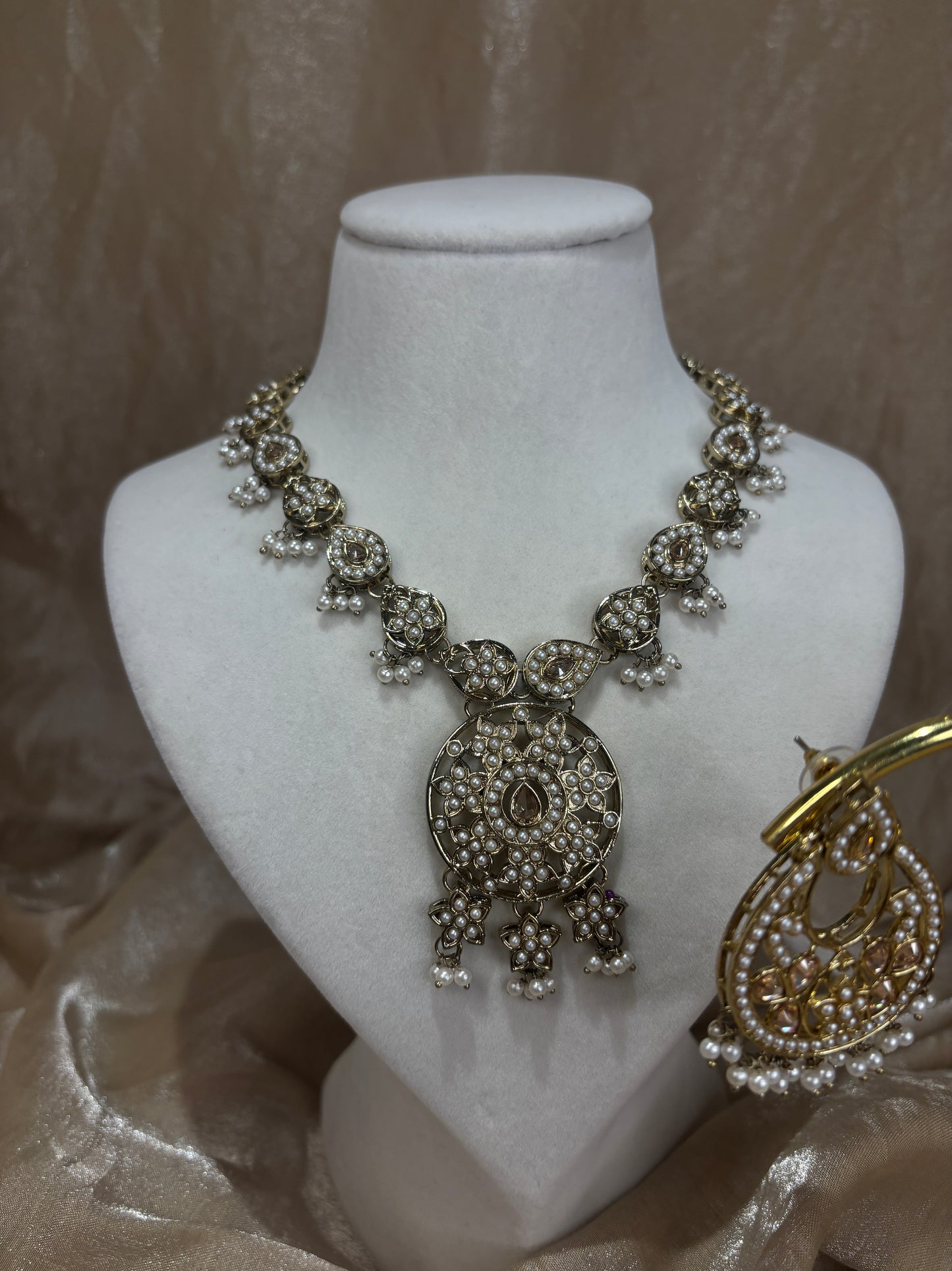 Gold necklace set