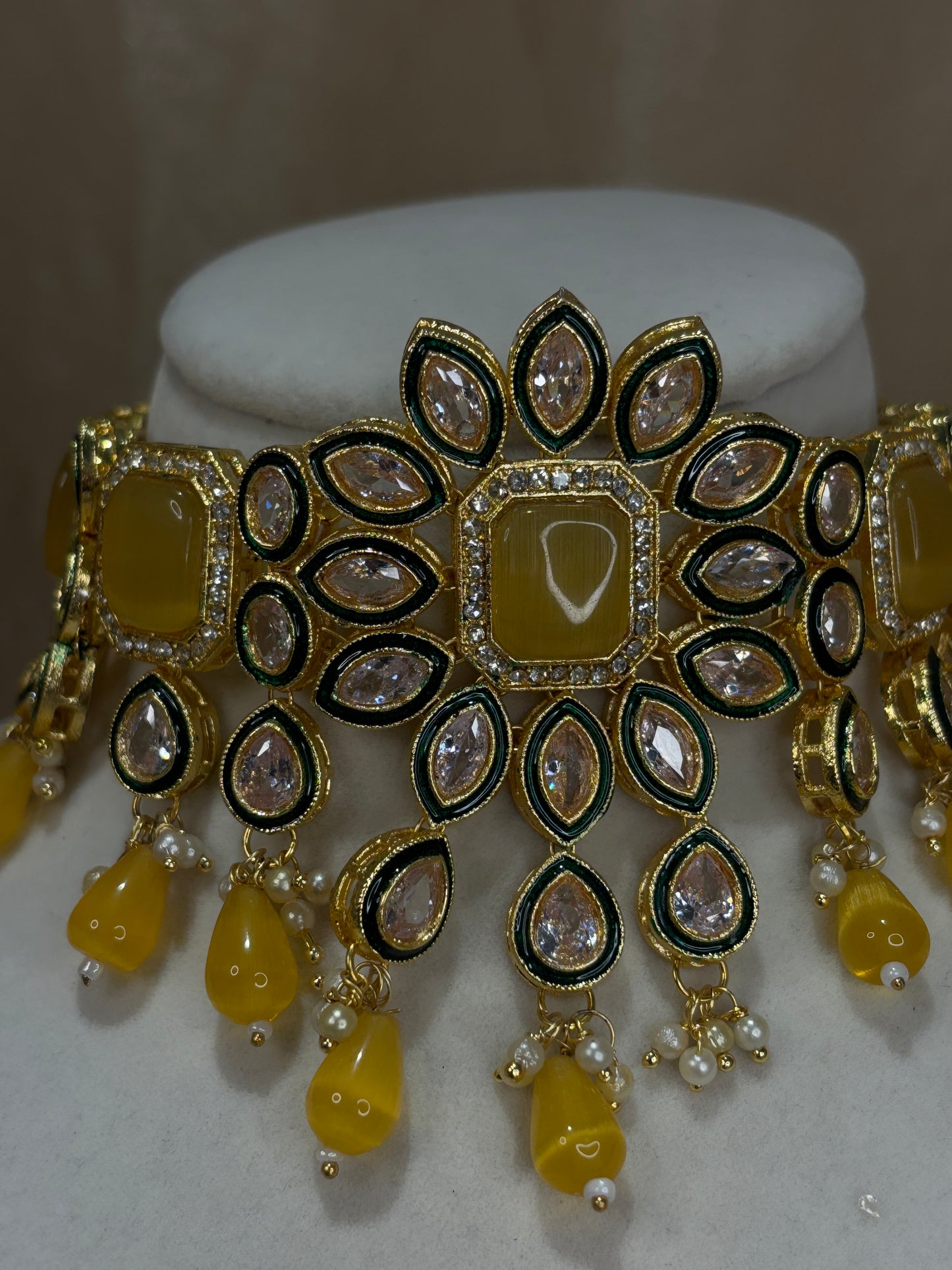 Yellow choker set