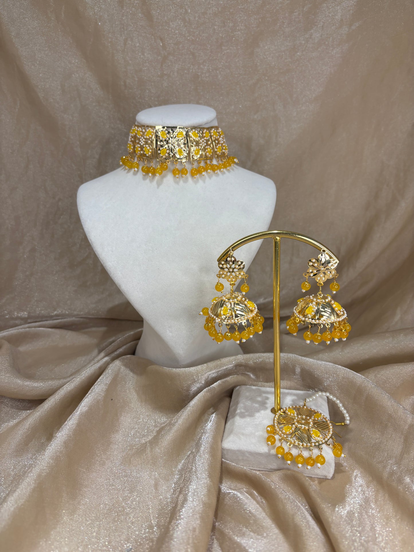 Yellow jadau choker set