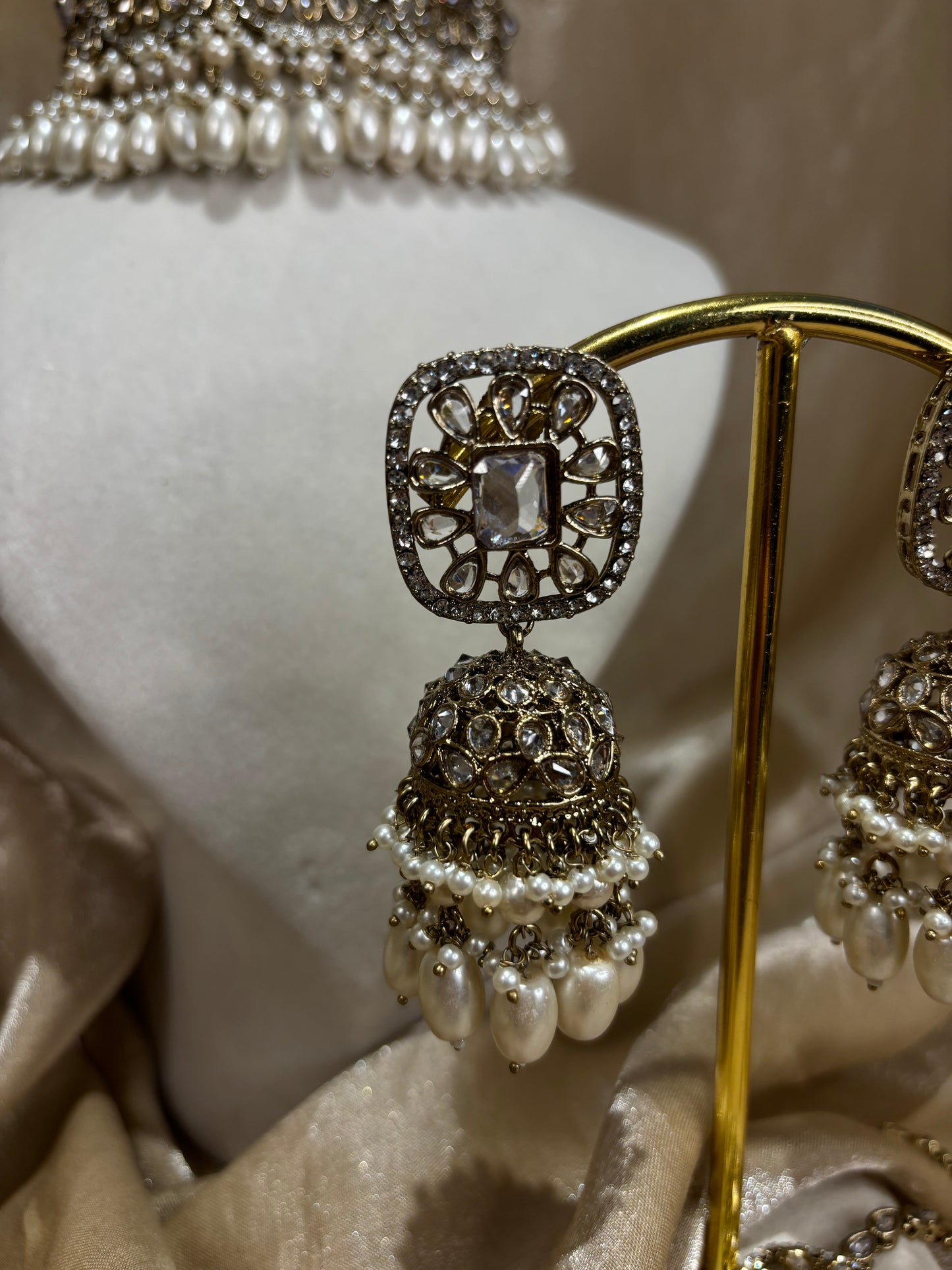 White-gold choker set