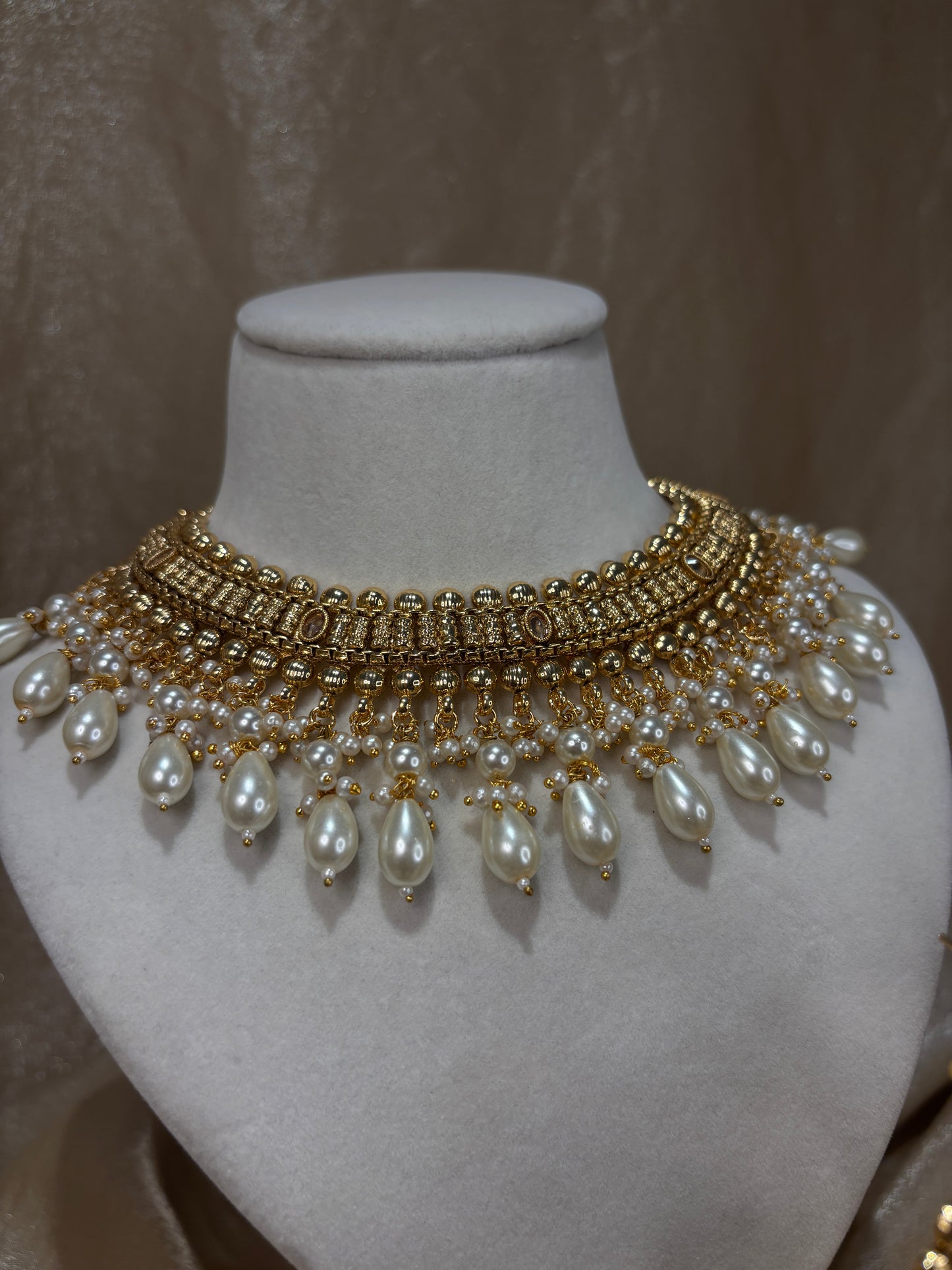 White antique gold necklace set