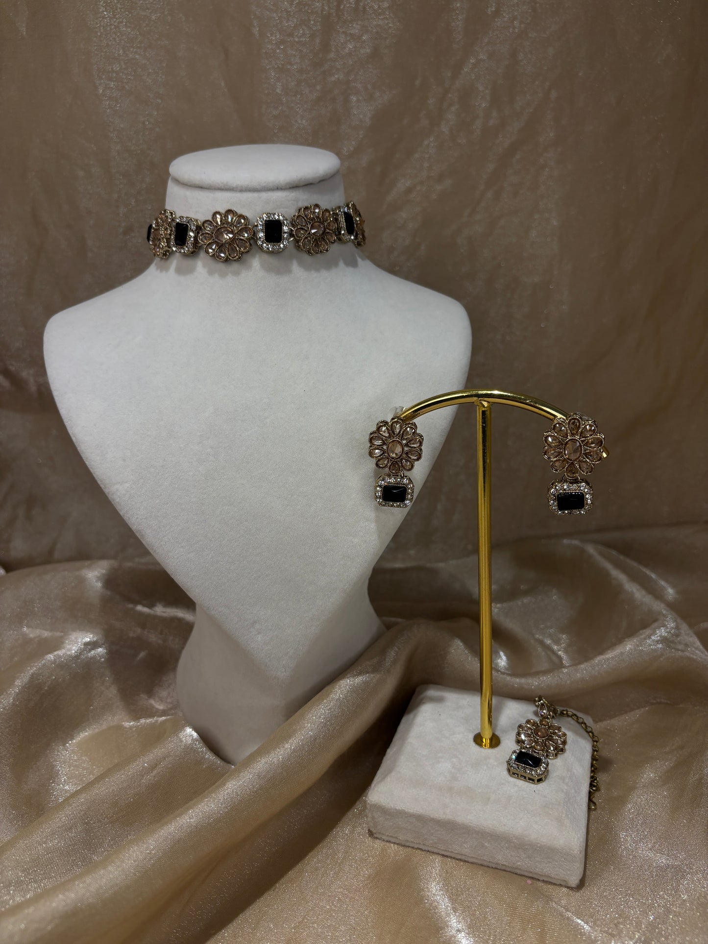 Black choker set