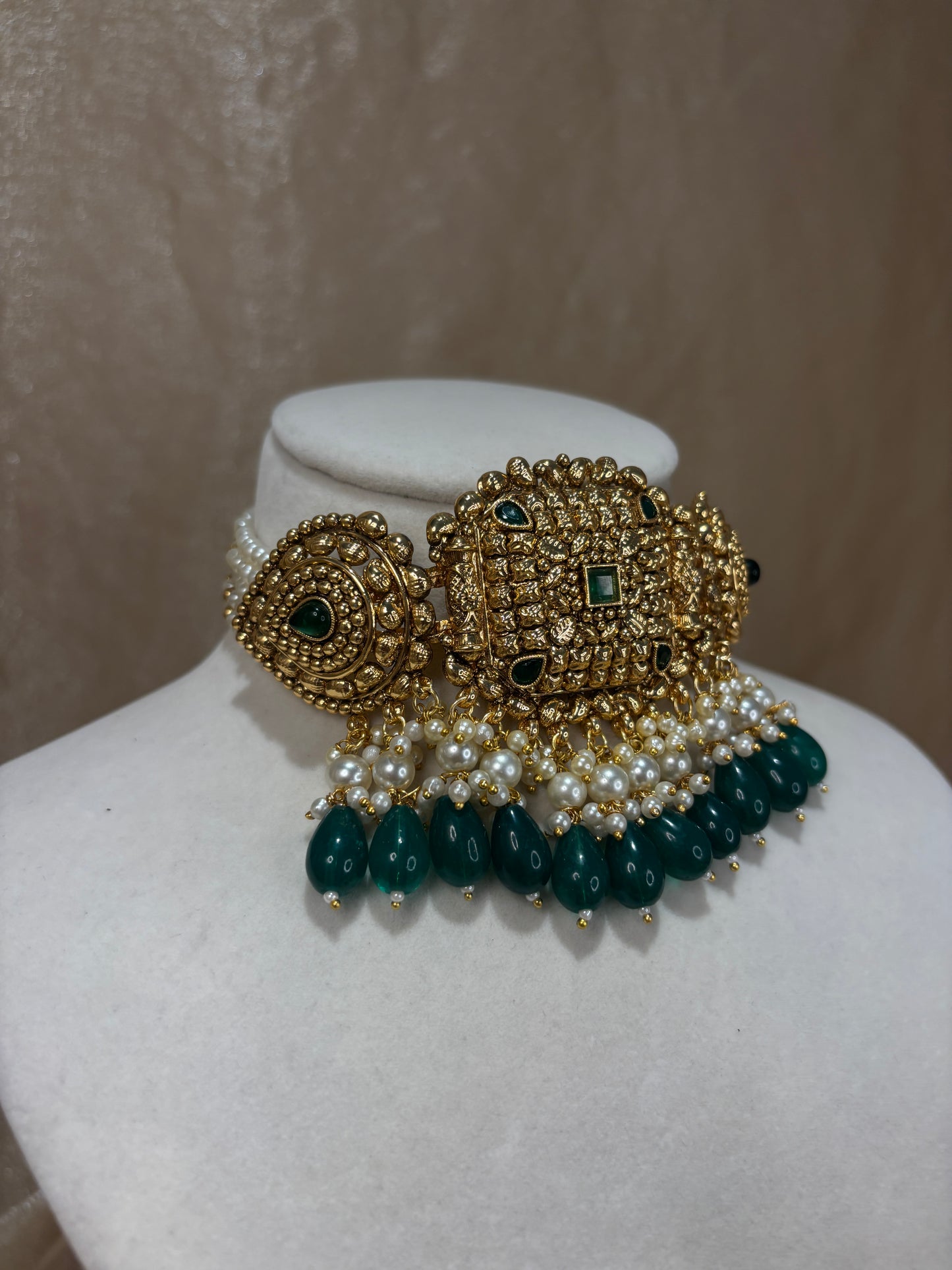 Emerald green antique gold choker set
