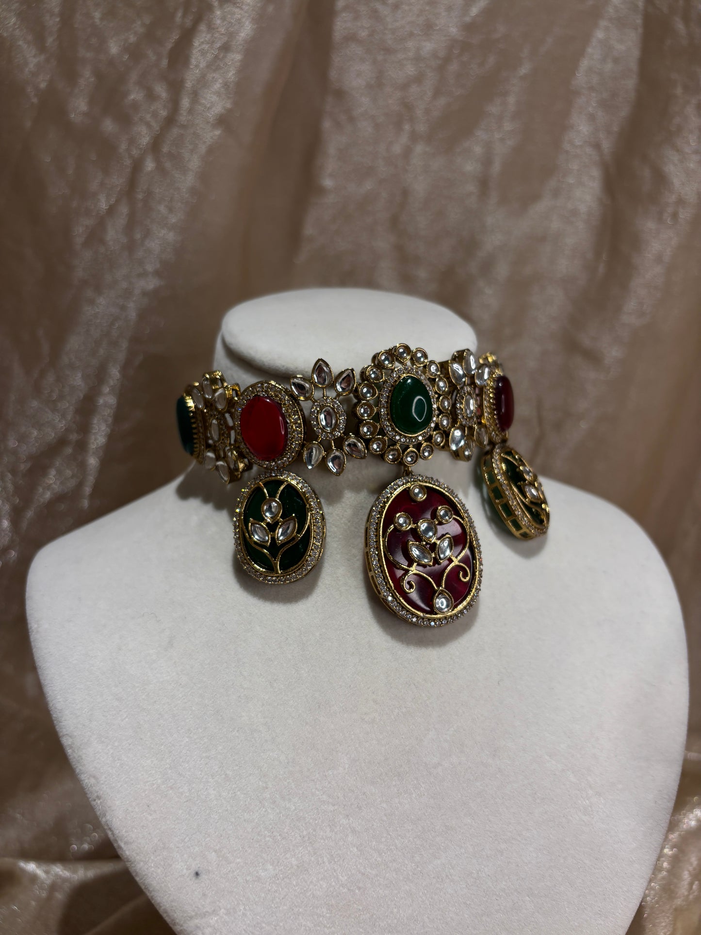 Red/green choker set