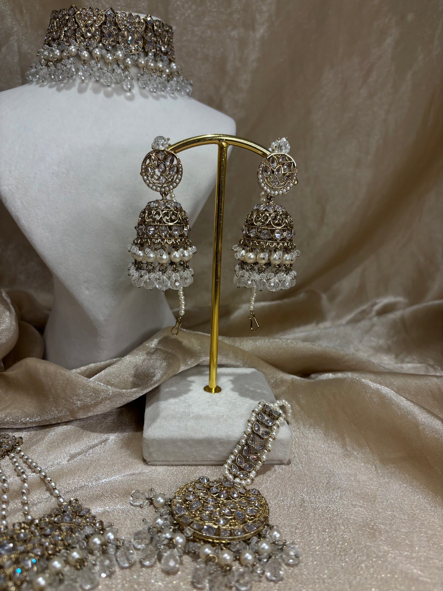White choker set