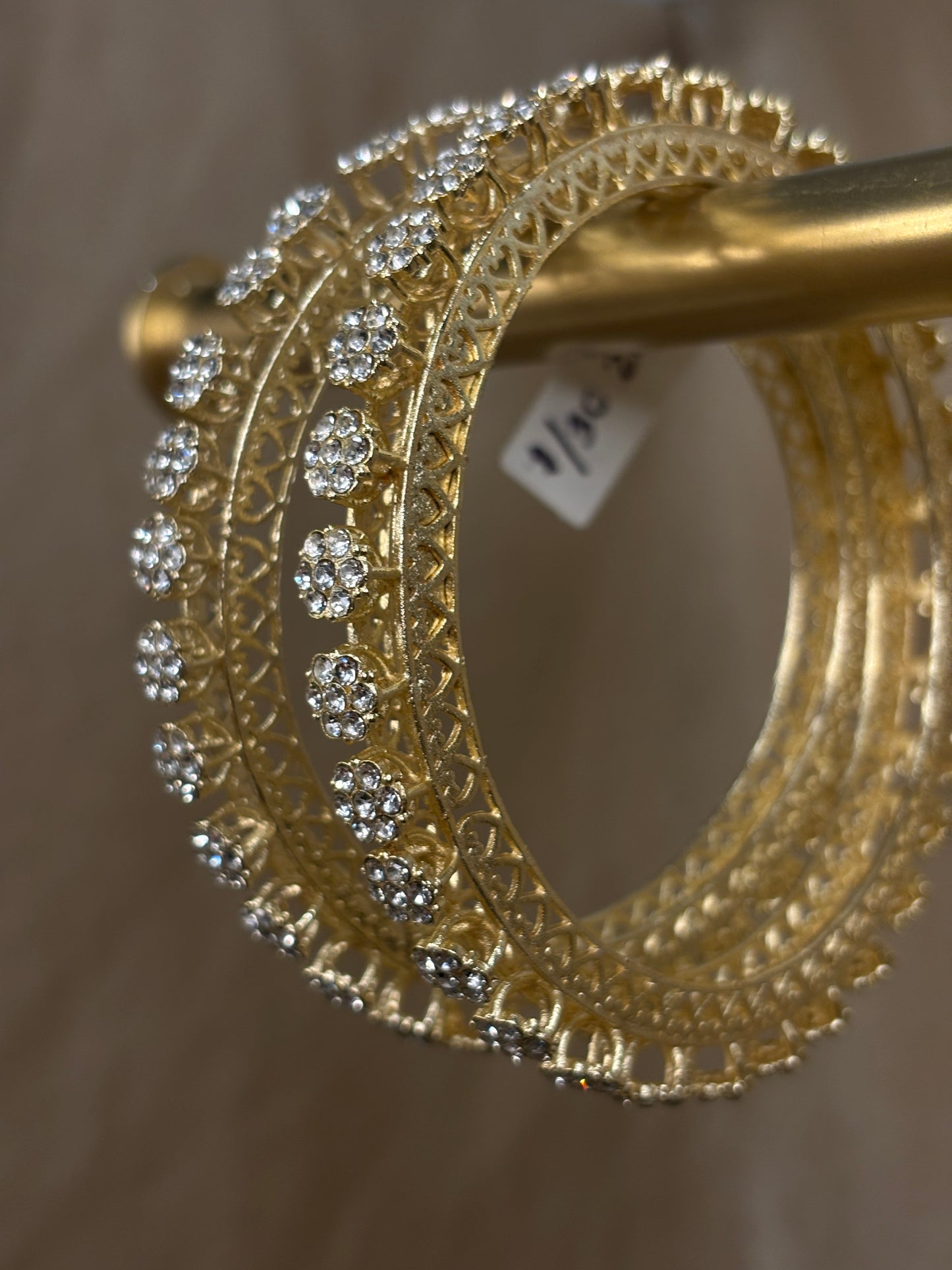 Gold flower detail kare