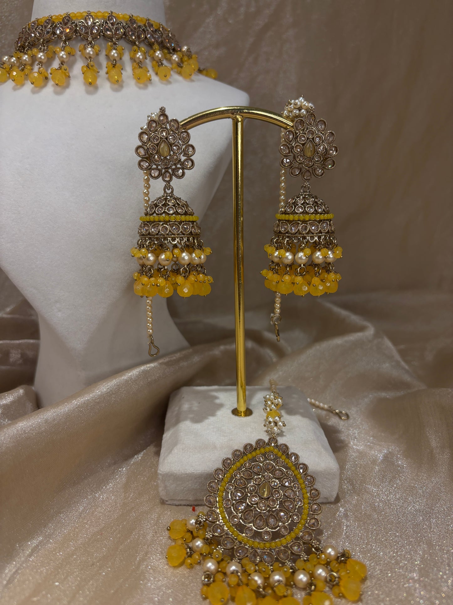 Yellow choker set
