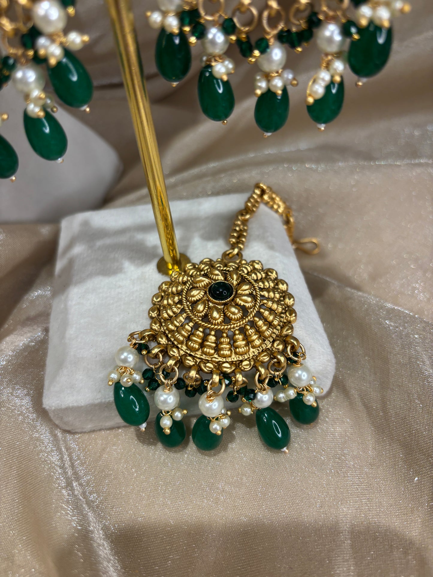 Emerald green antique gold choker set