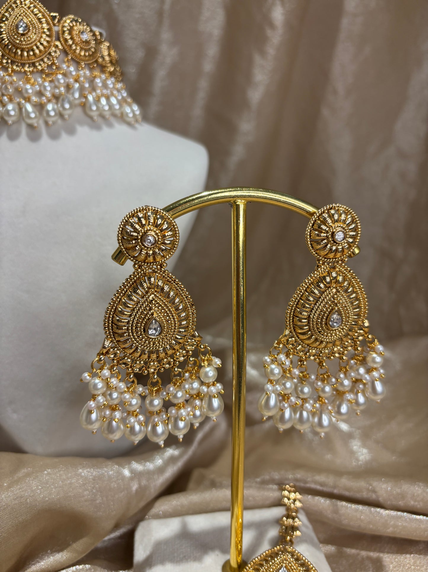 Gold-look choker set