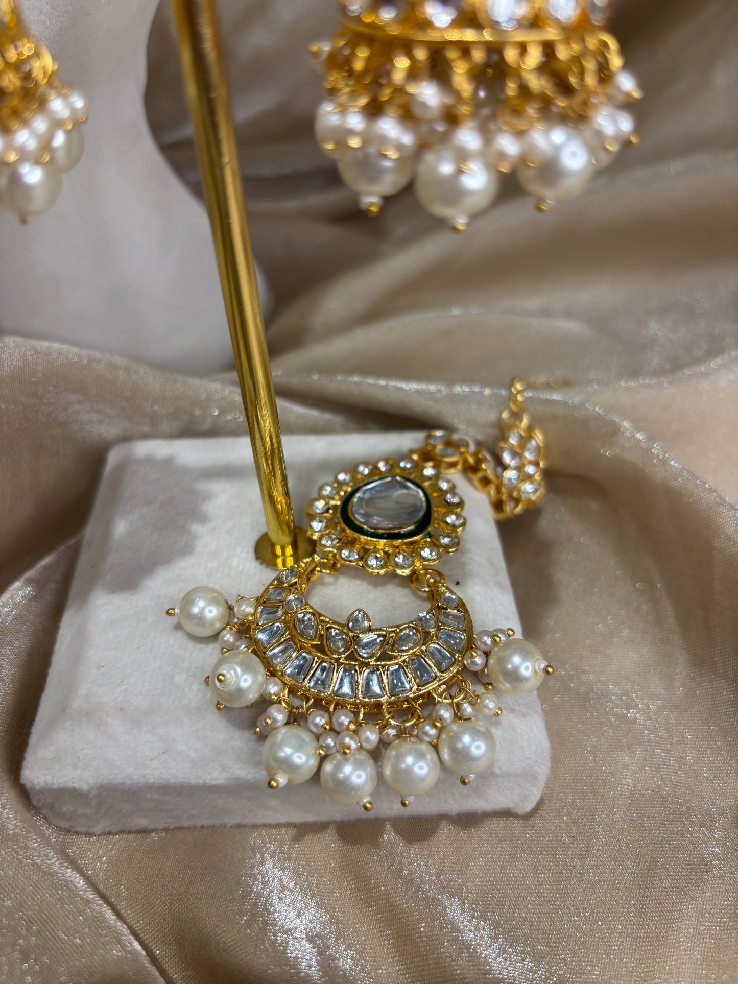 White uncut kundan statement necklace set