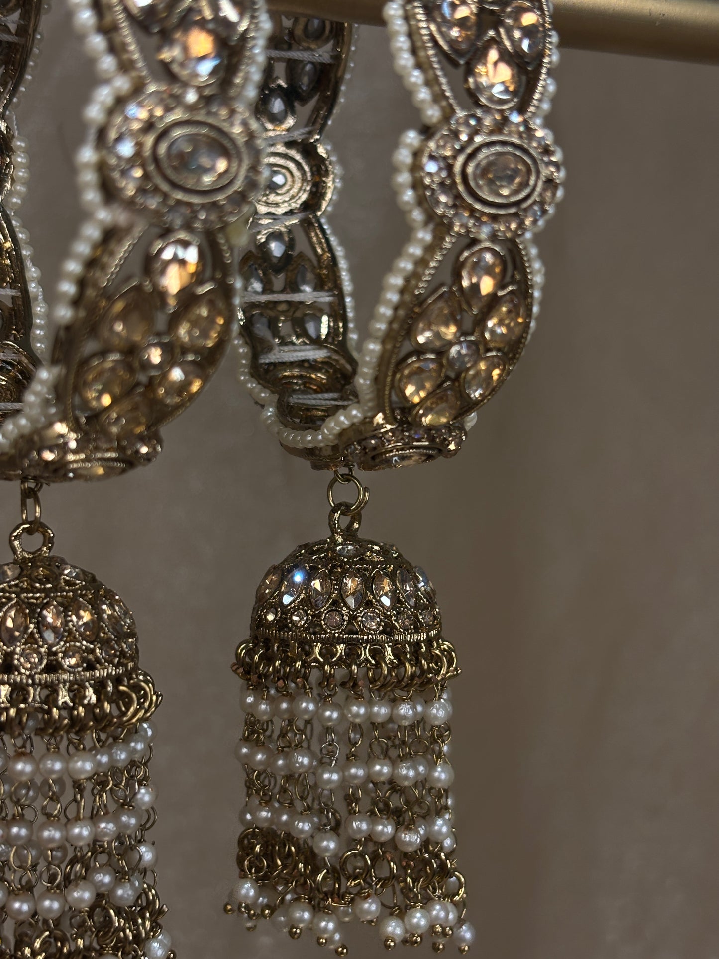 Hanging jhumki kare
