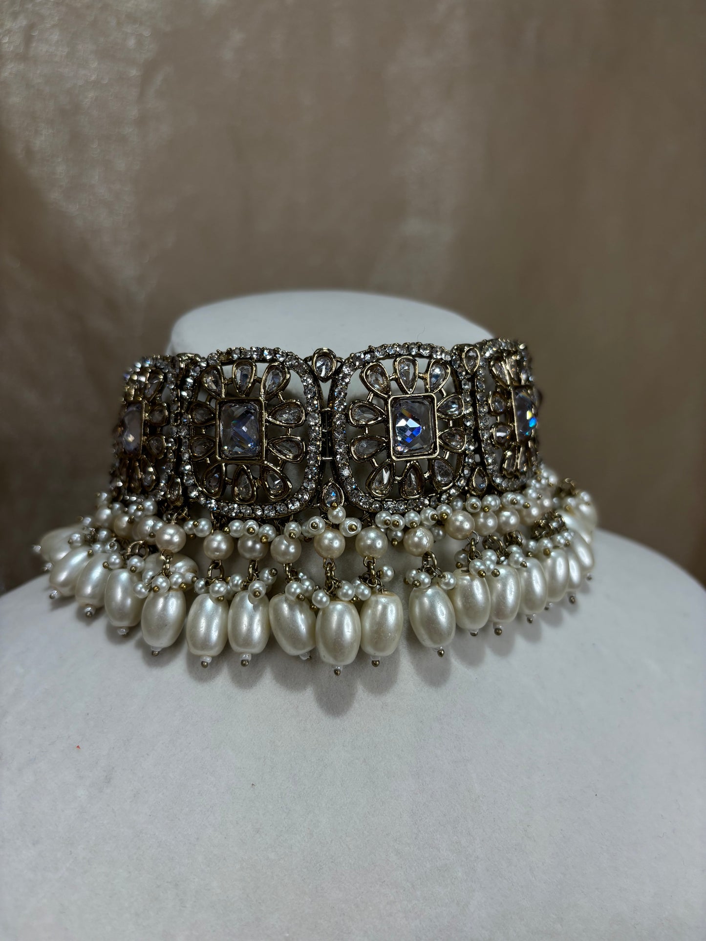 White-gold choker set