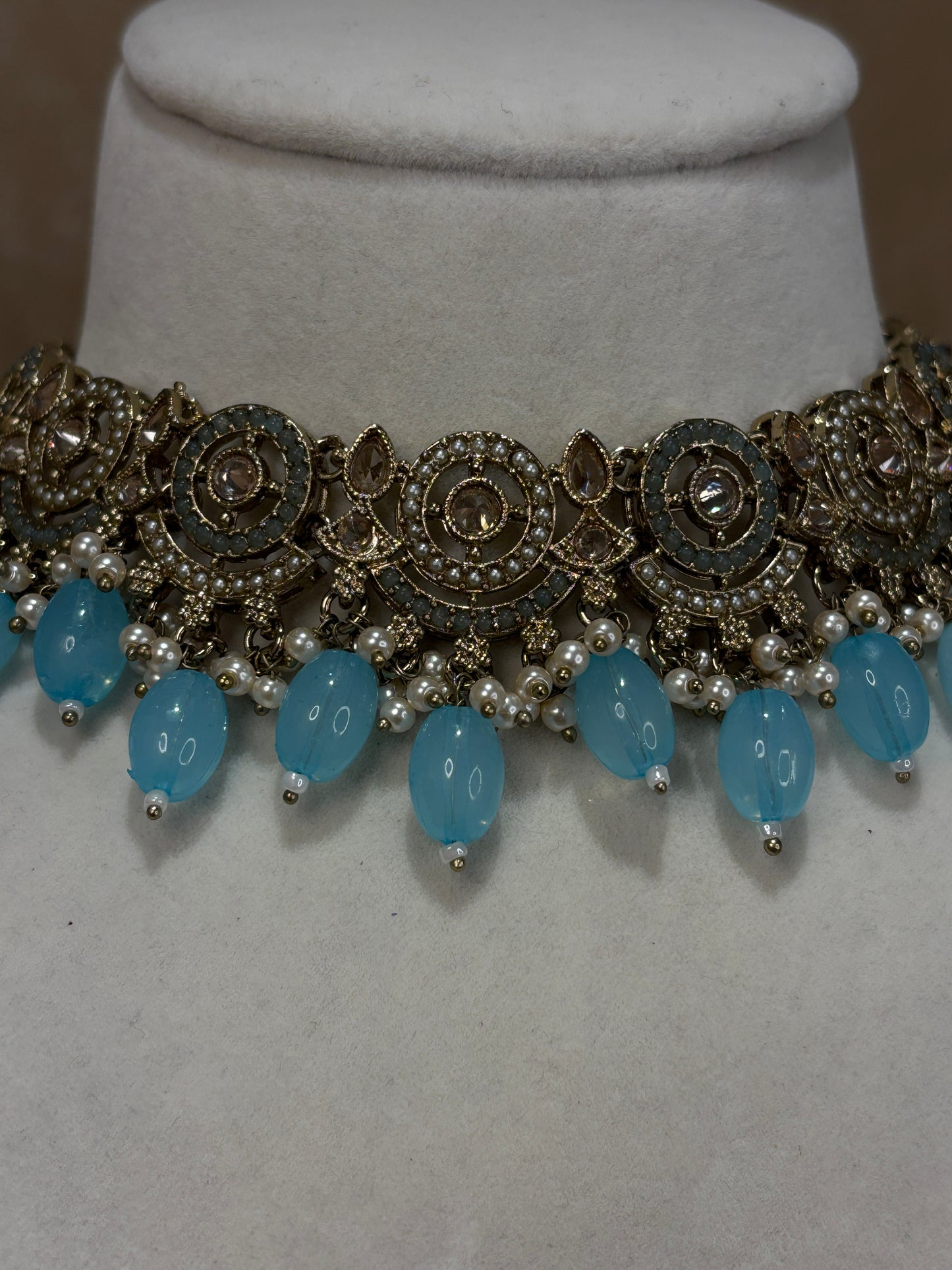Light blue choker set