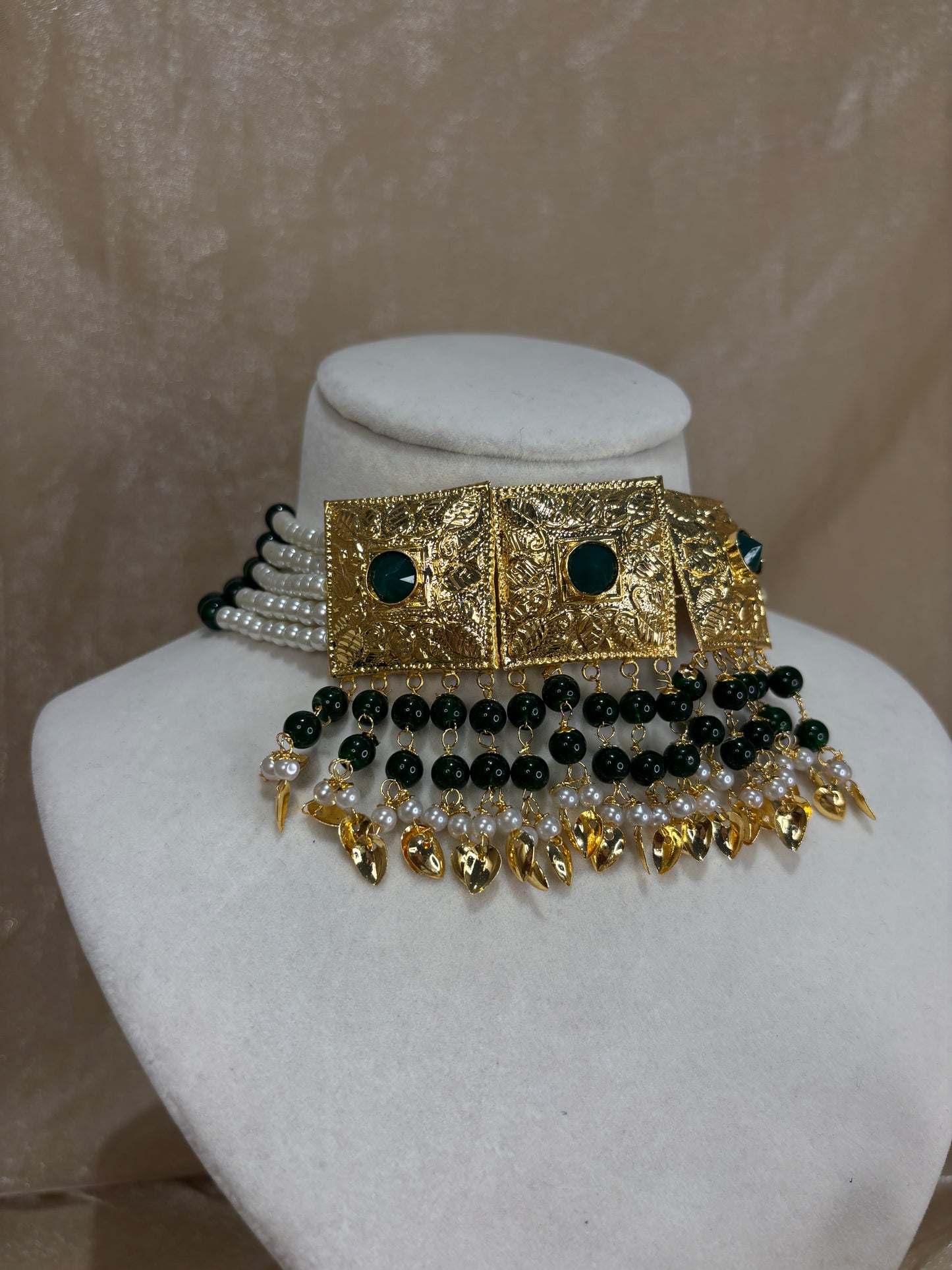 Emerald green jadau choker set