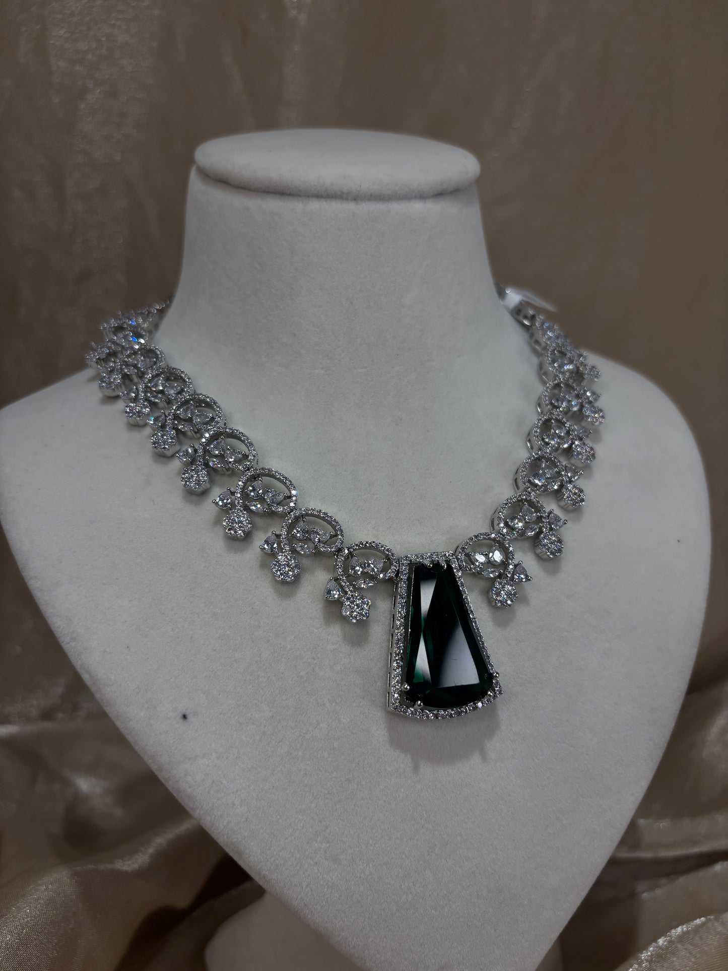Emerald green necklace set