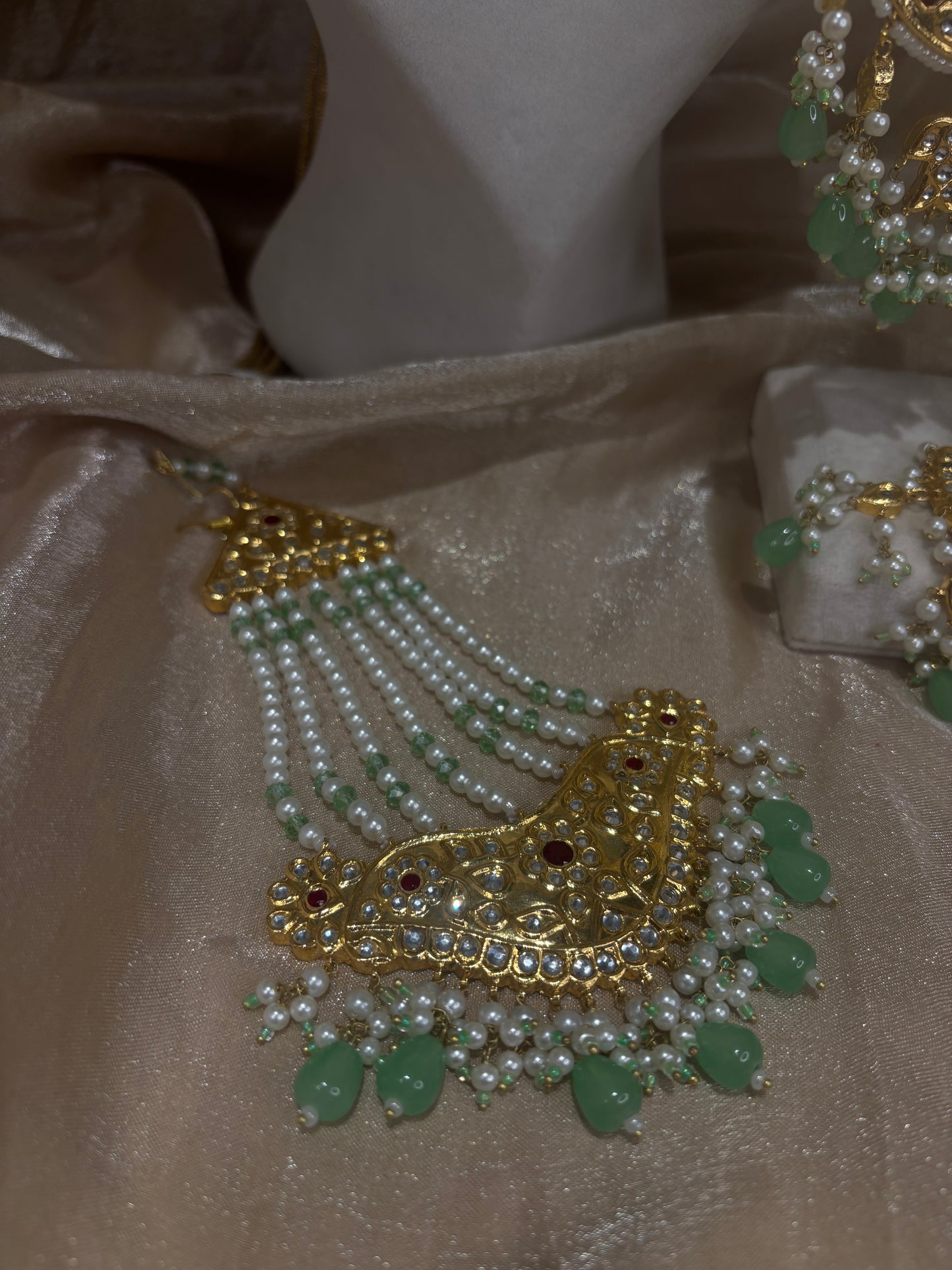 Maroon/mint green heavy choker