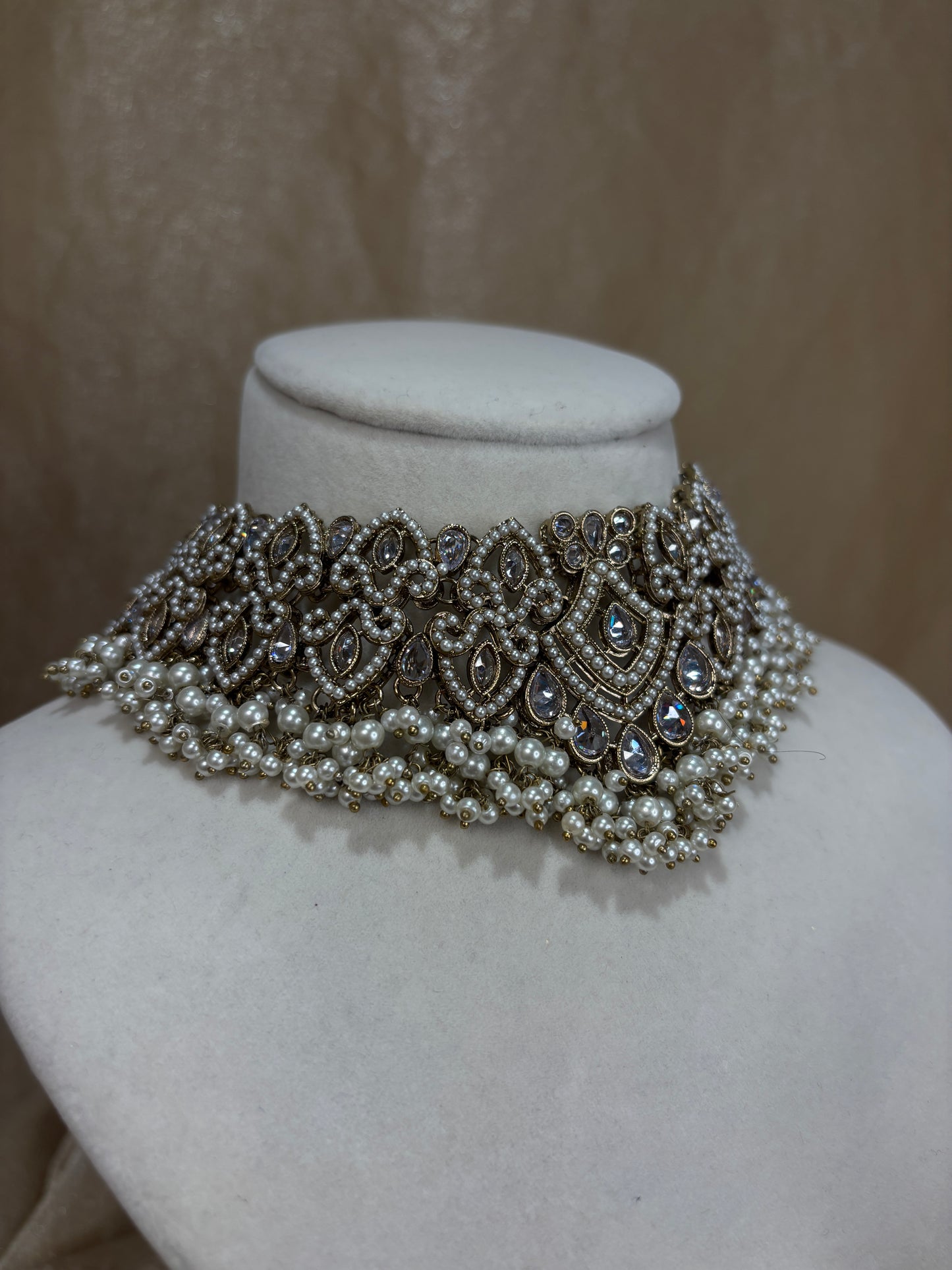 White choker set