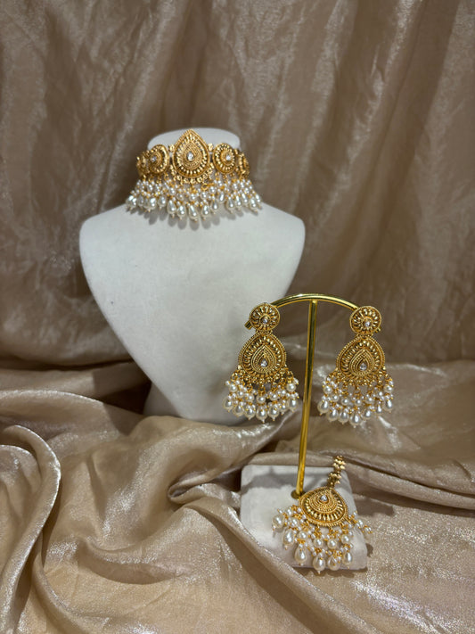 Gold-look choker set