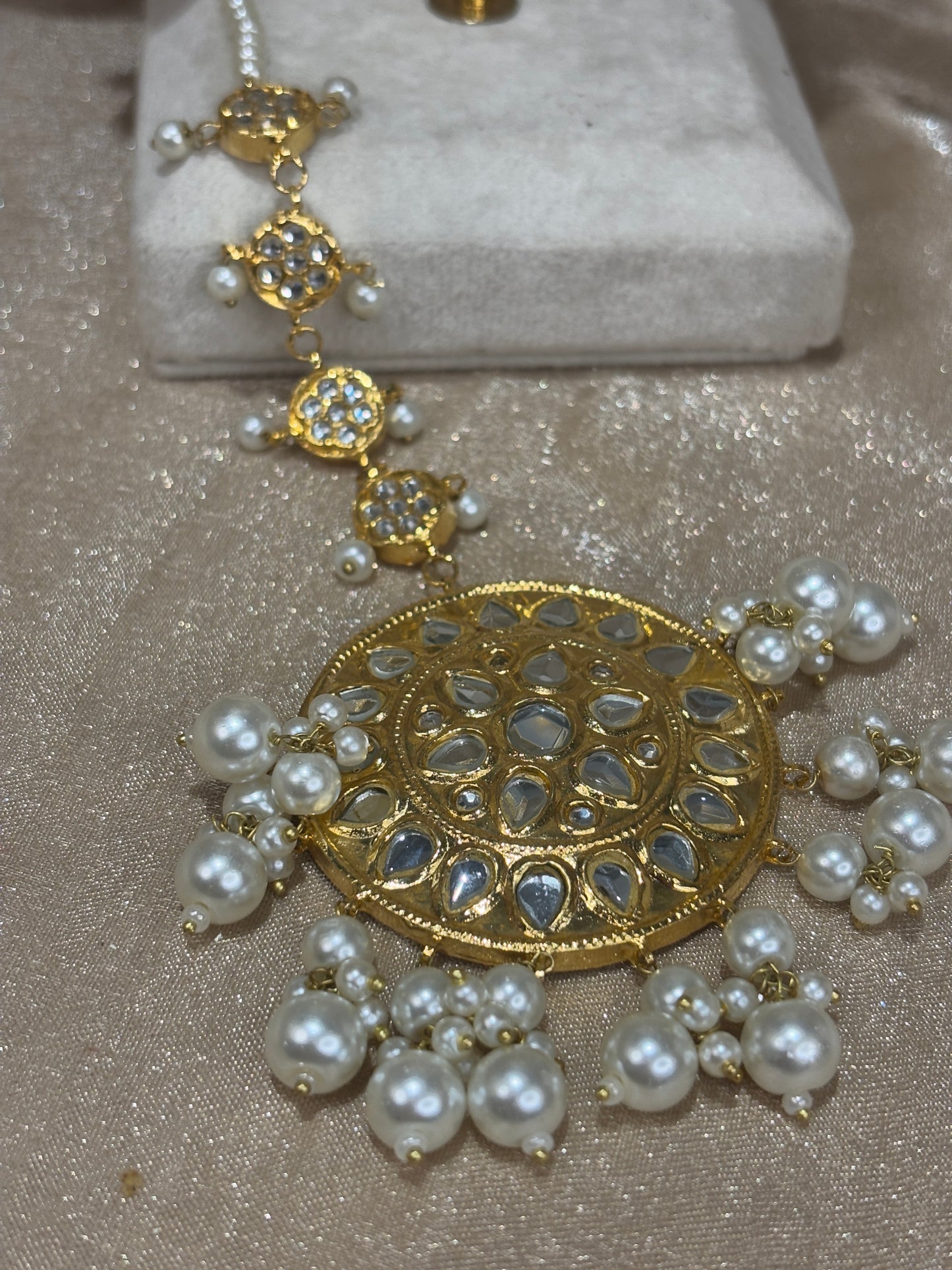 Gold thappa kundan stud/tikka set