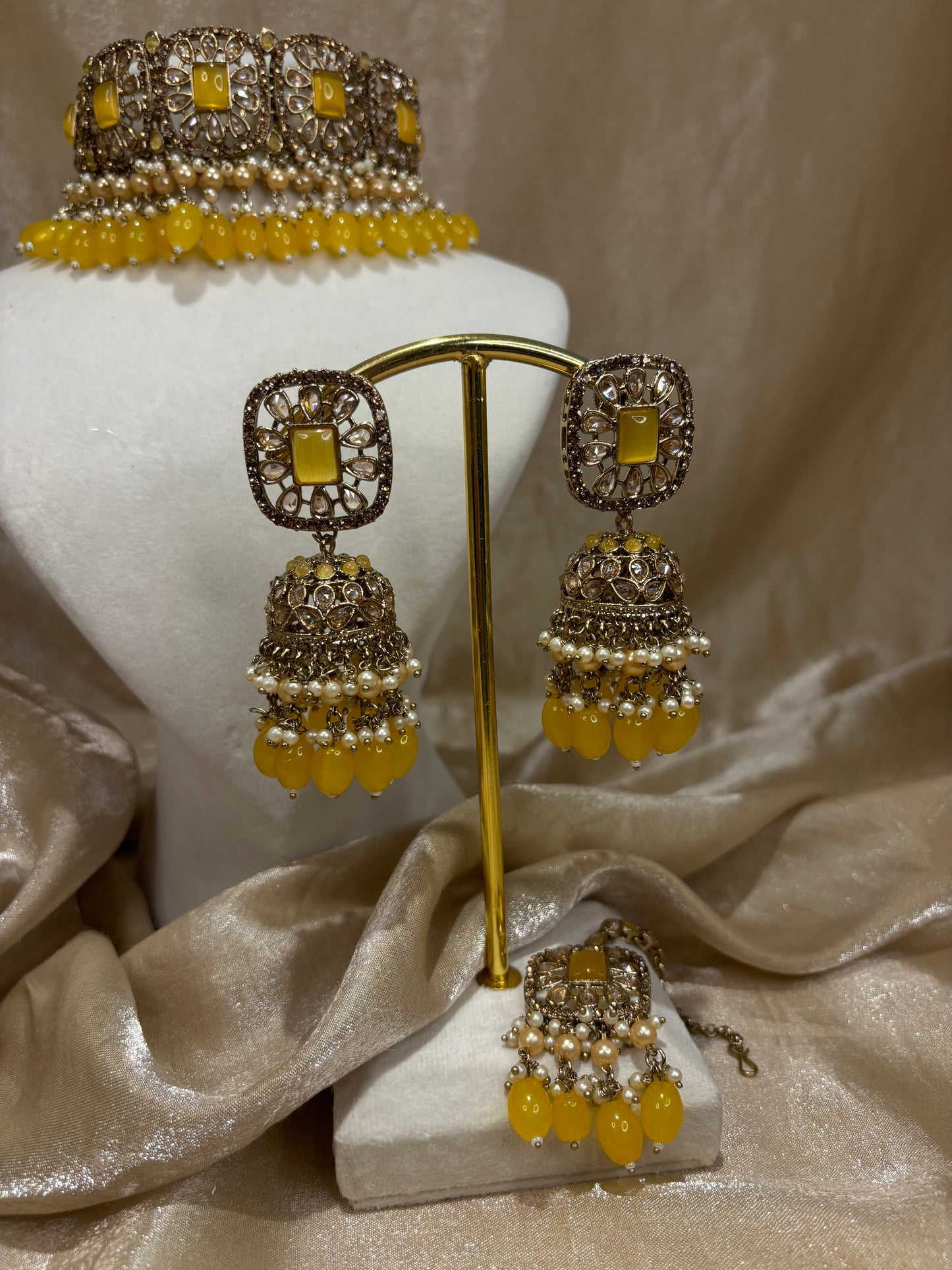 Yellow choker set