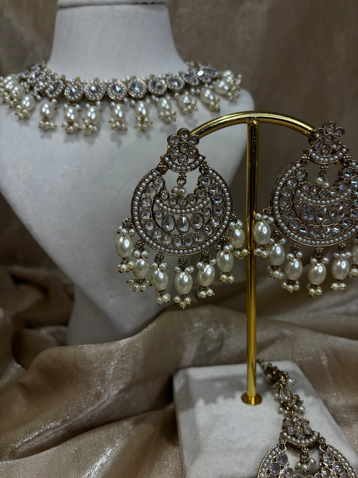 White necklace set