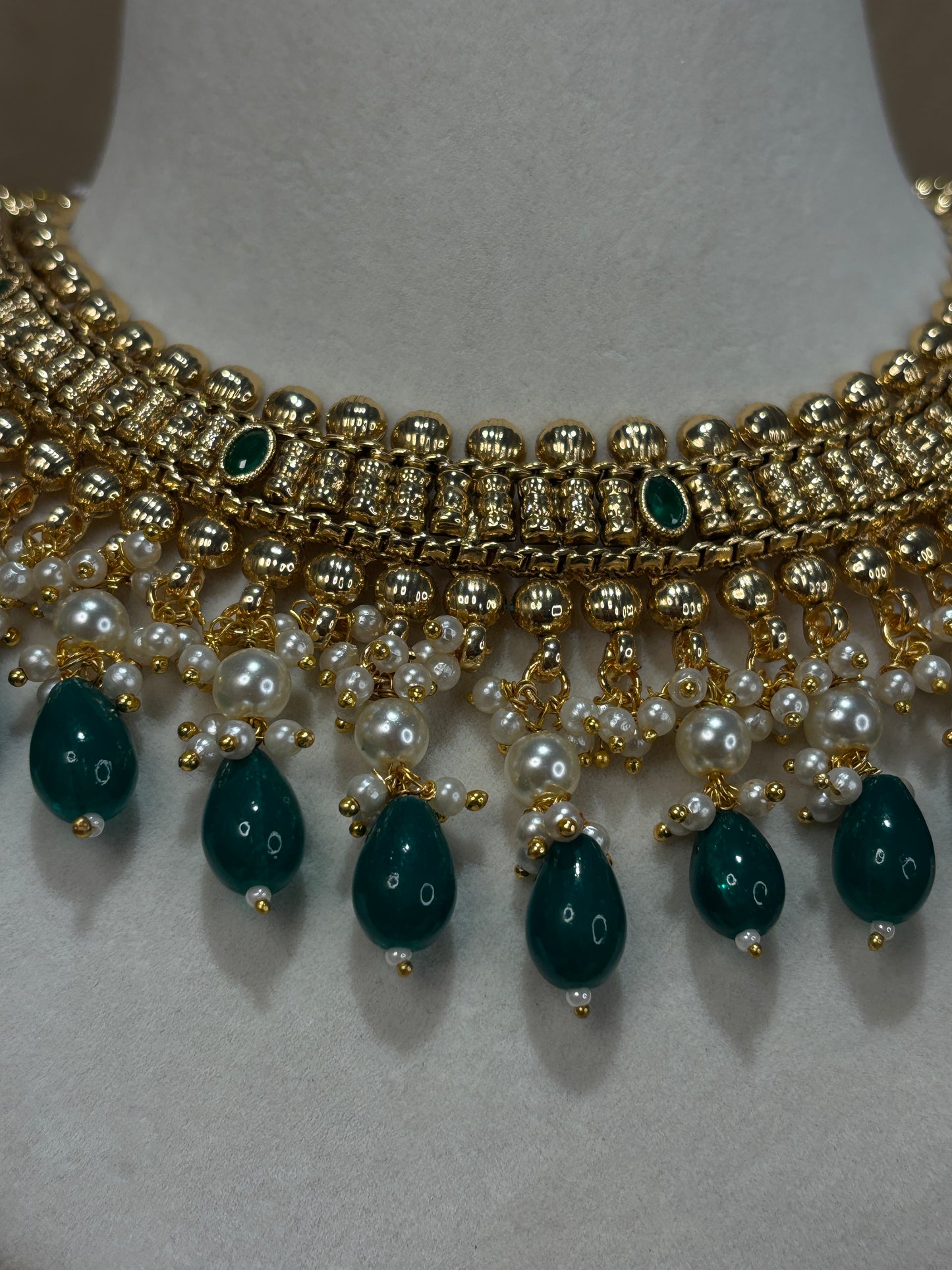Emearld green antique gold necklace set