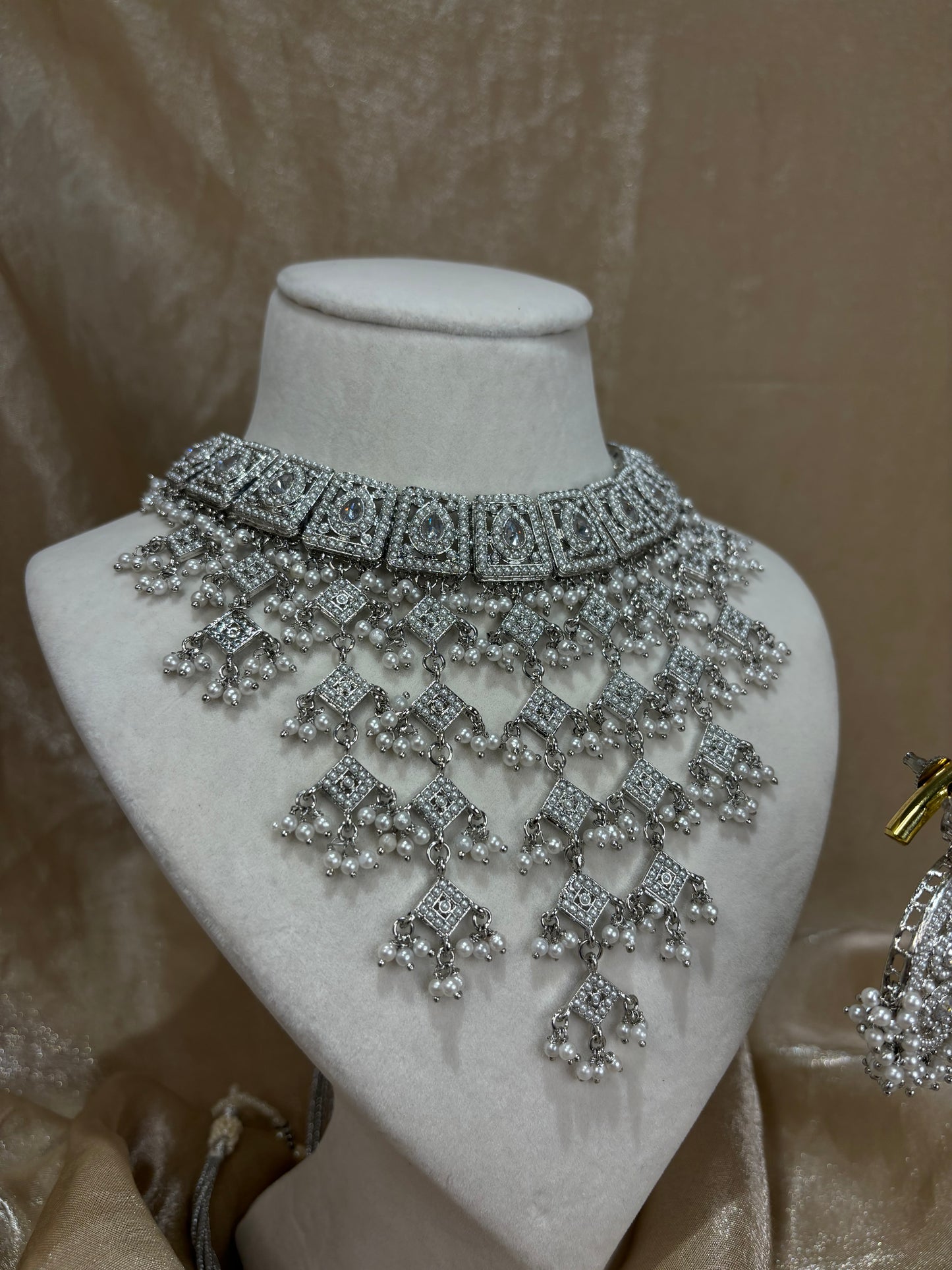 Silver v-shape necklace set
