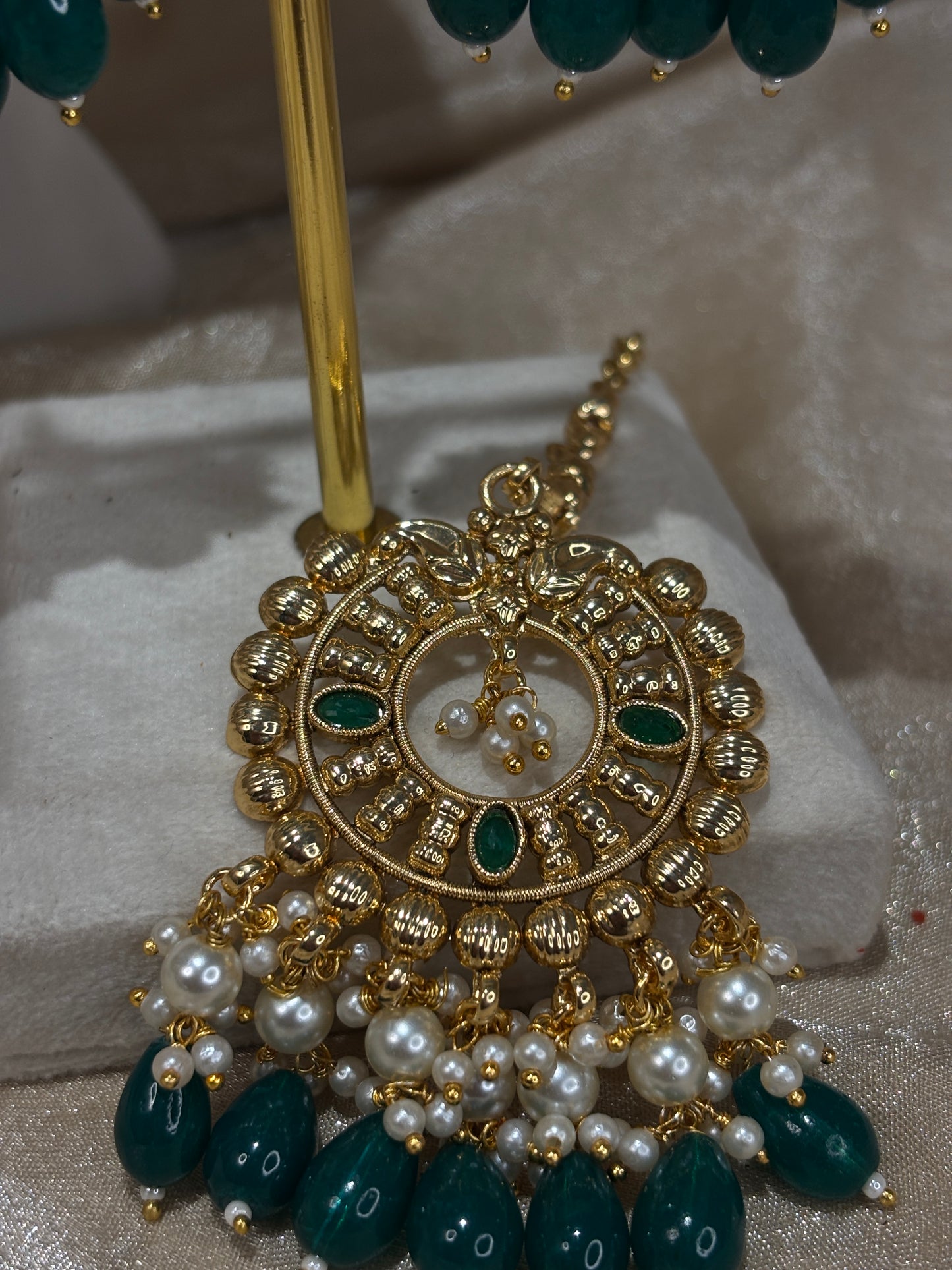 Emearld green antique gold necklace set