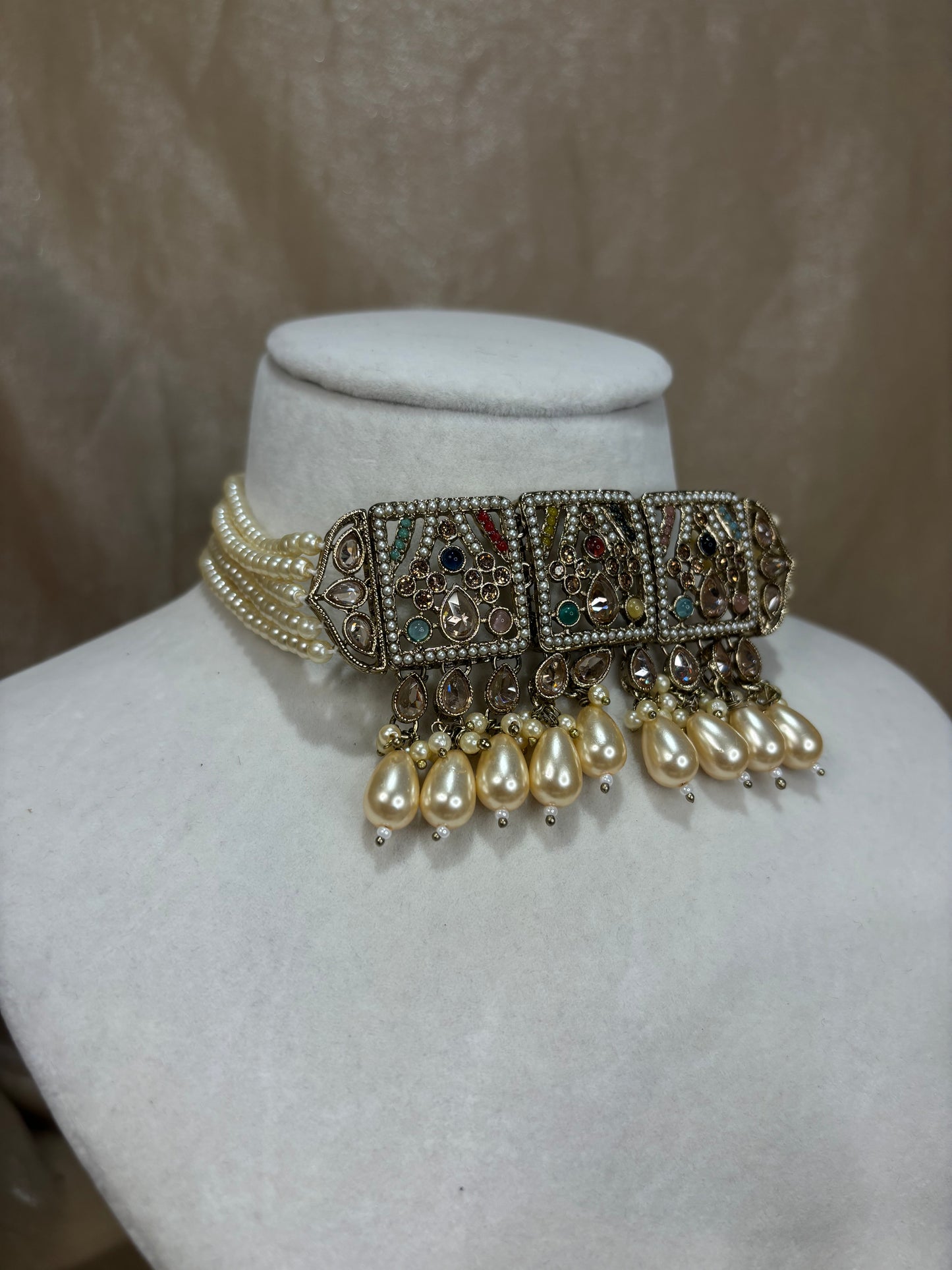 Multi-colour choker set