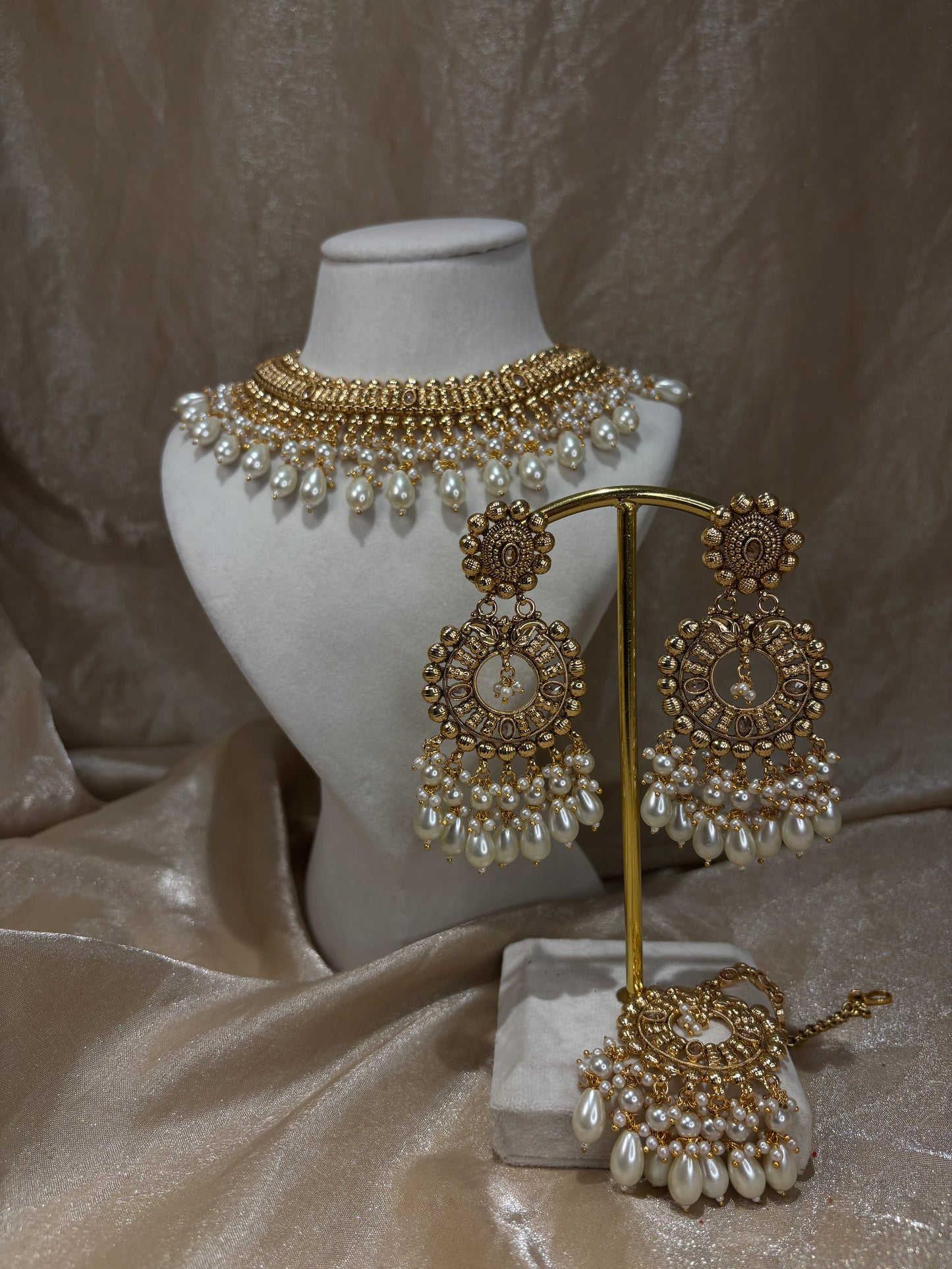 White antique gold necklace set