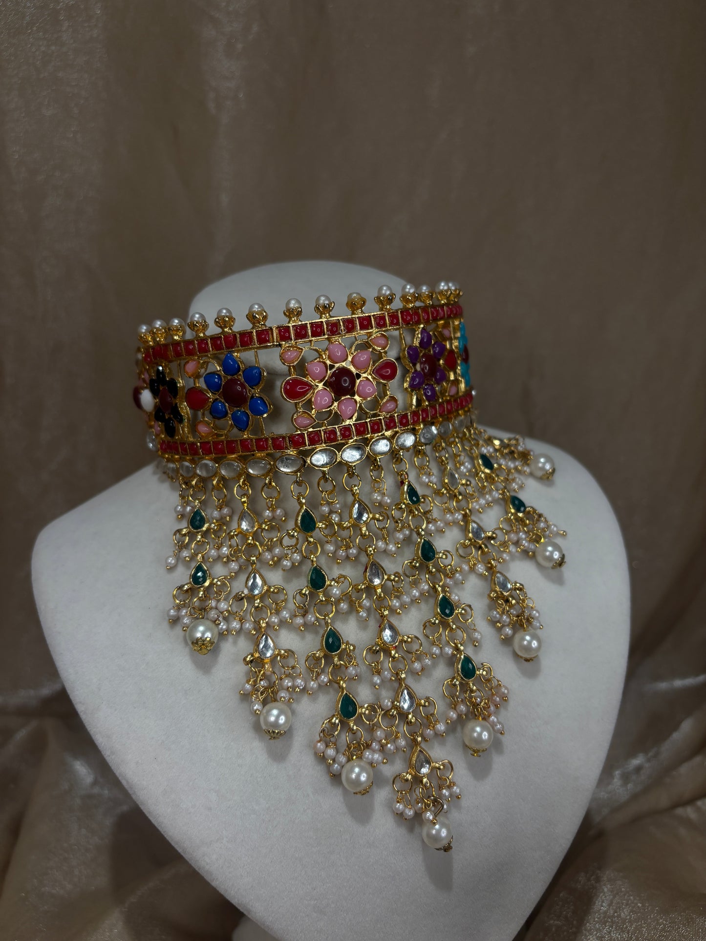 Red/multi-coloured choker set