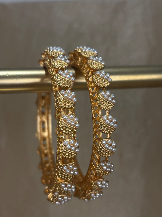 Yellow gold pearl details