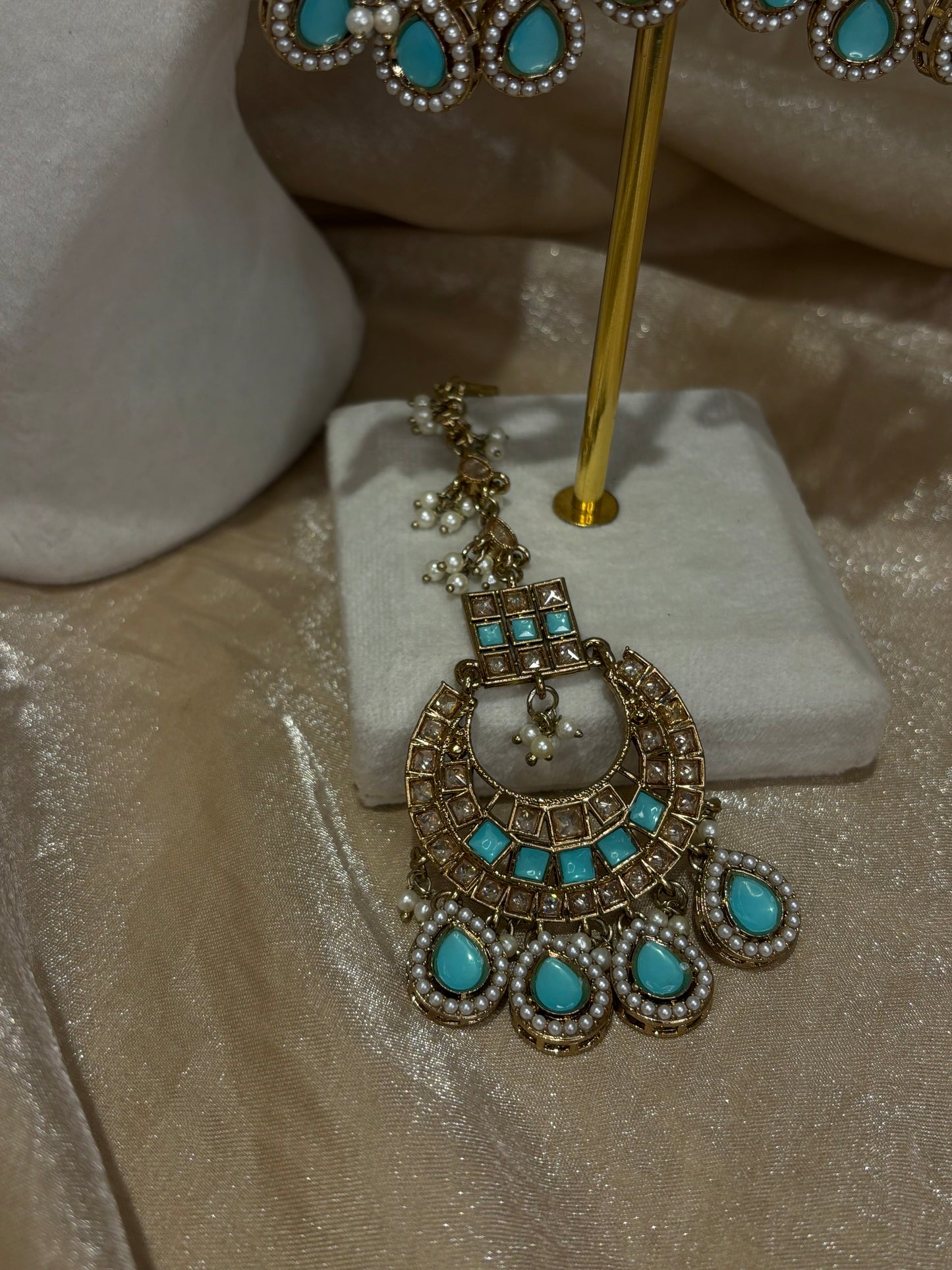 Light blue choker set