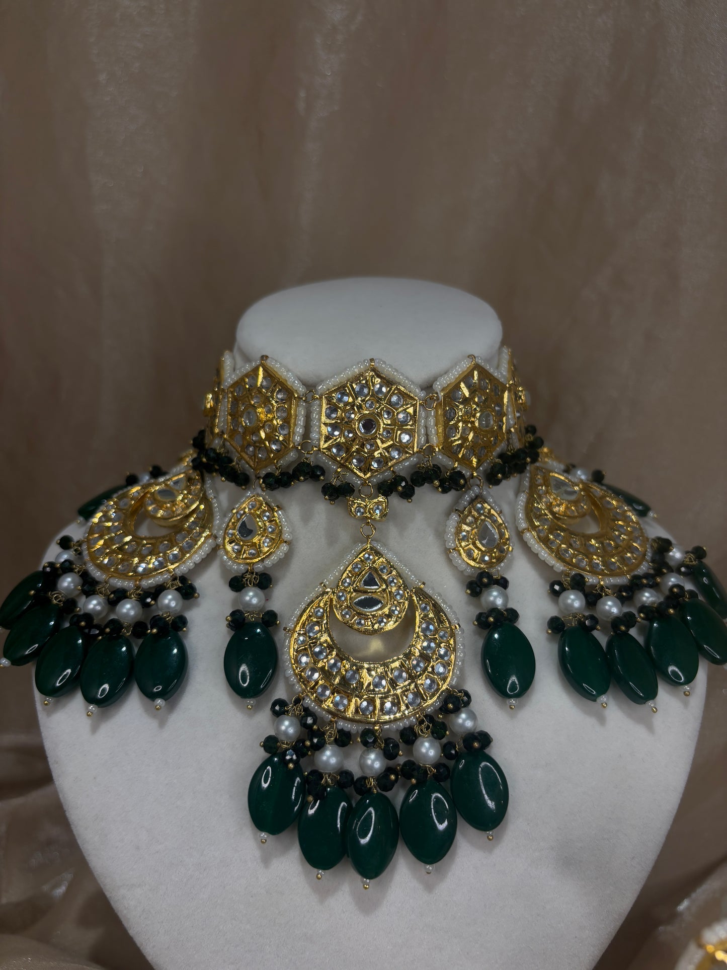 Emerald green thappa kundan choker