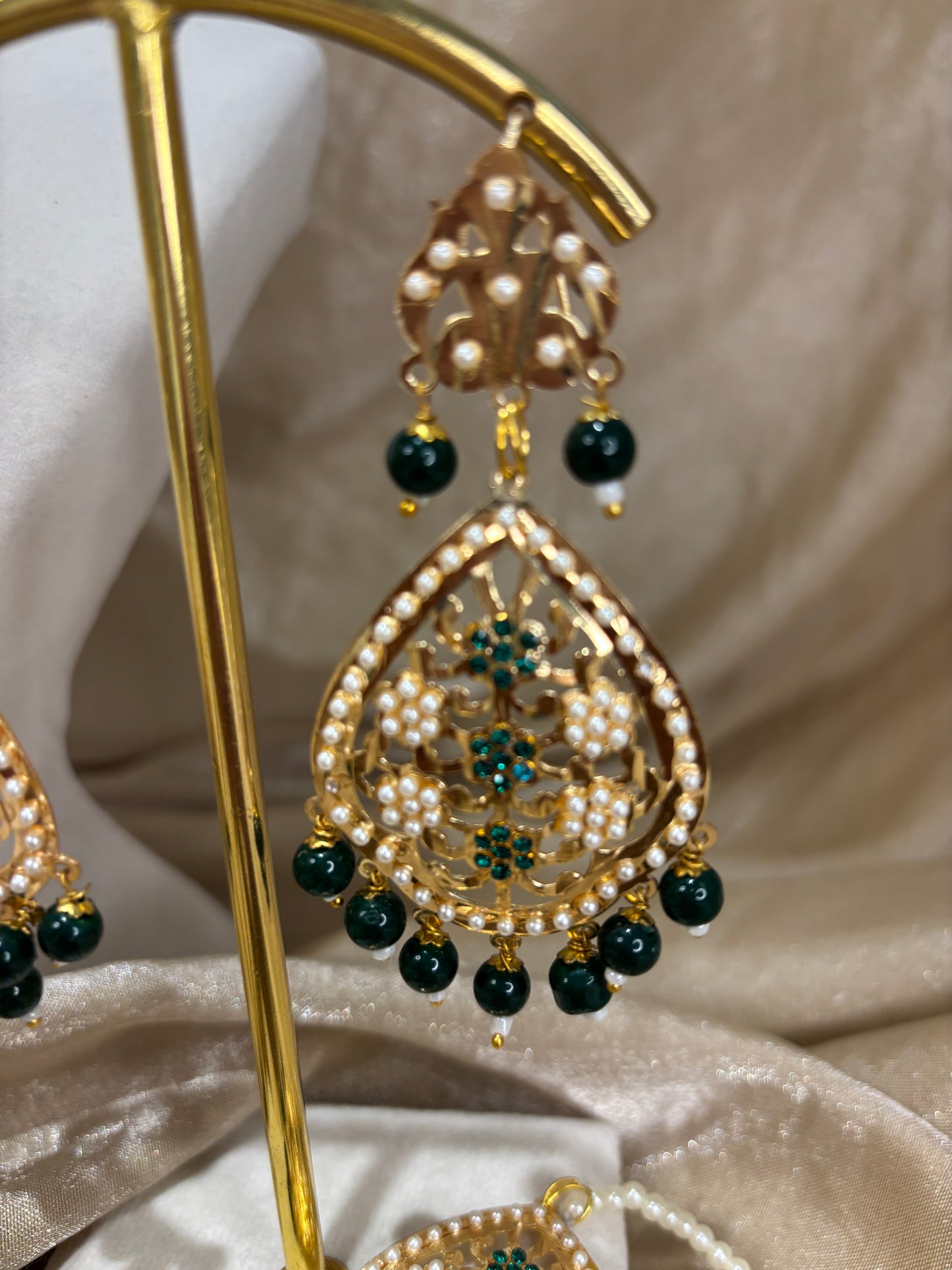 Emerald green jadau choker set