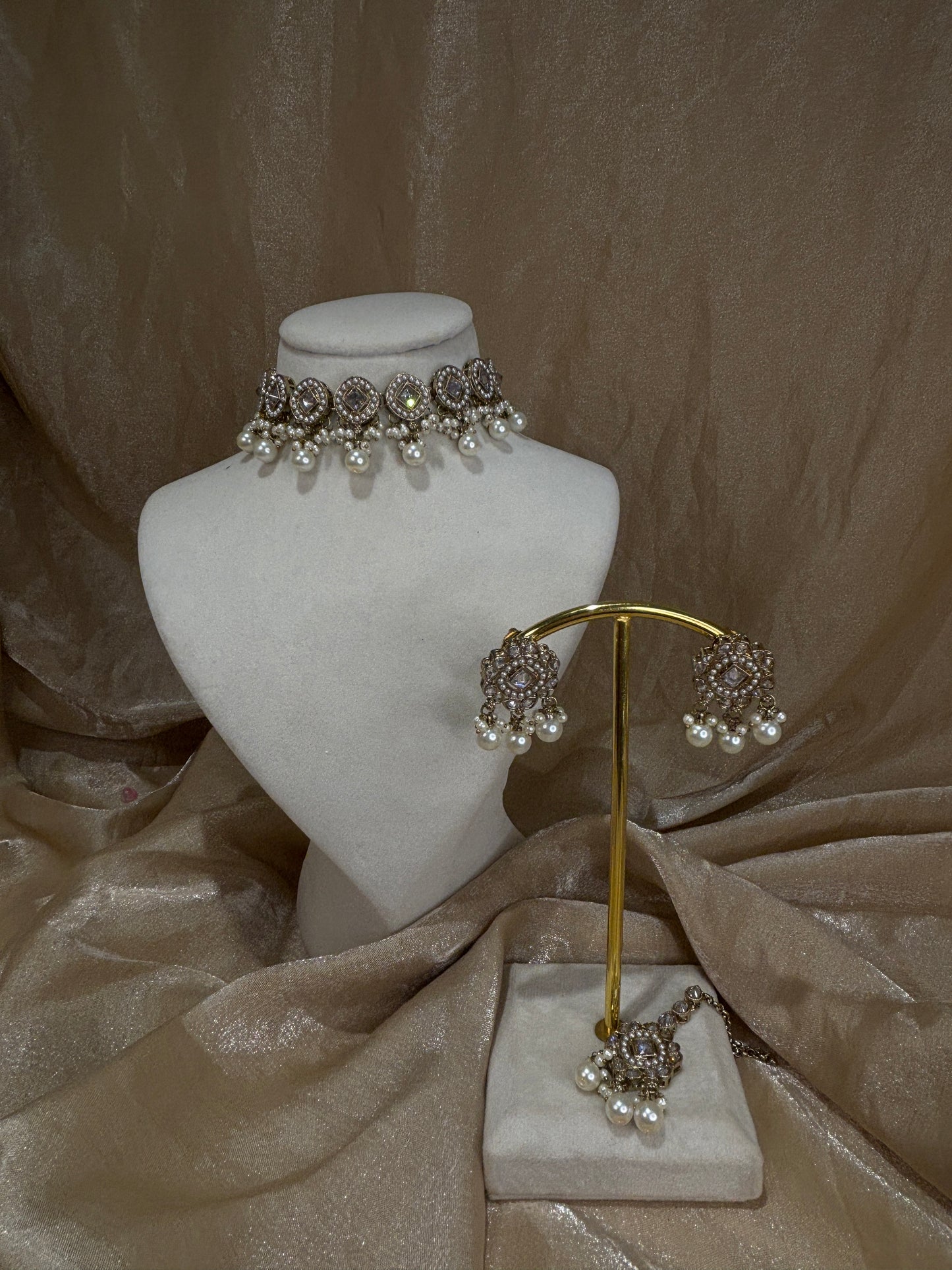 White/gold choker set