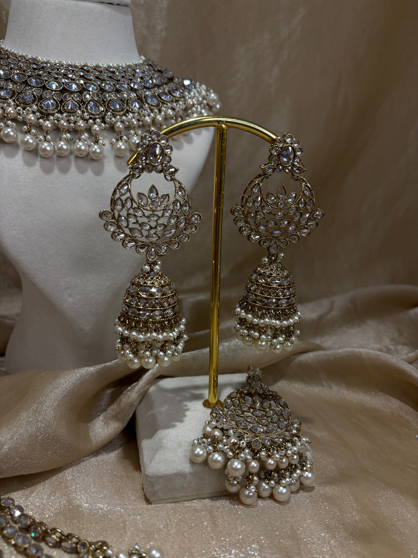 White-gold necklace set