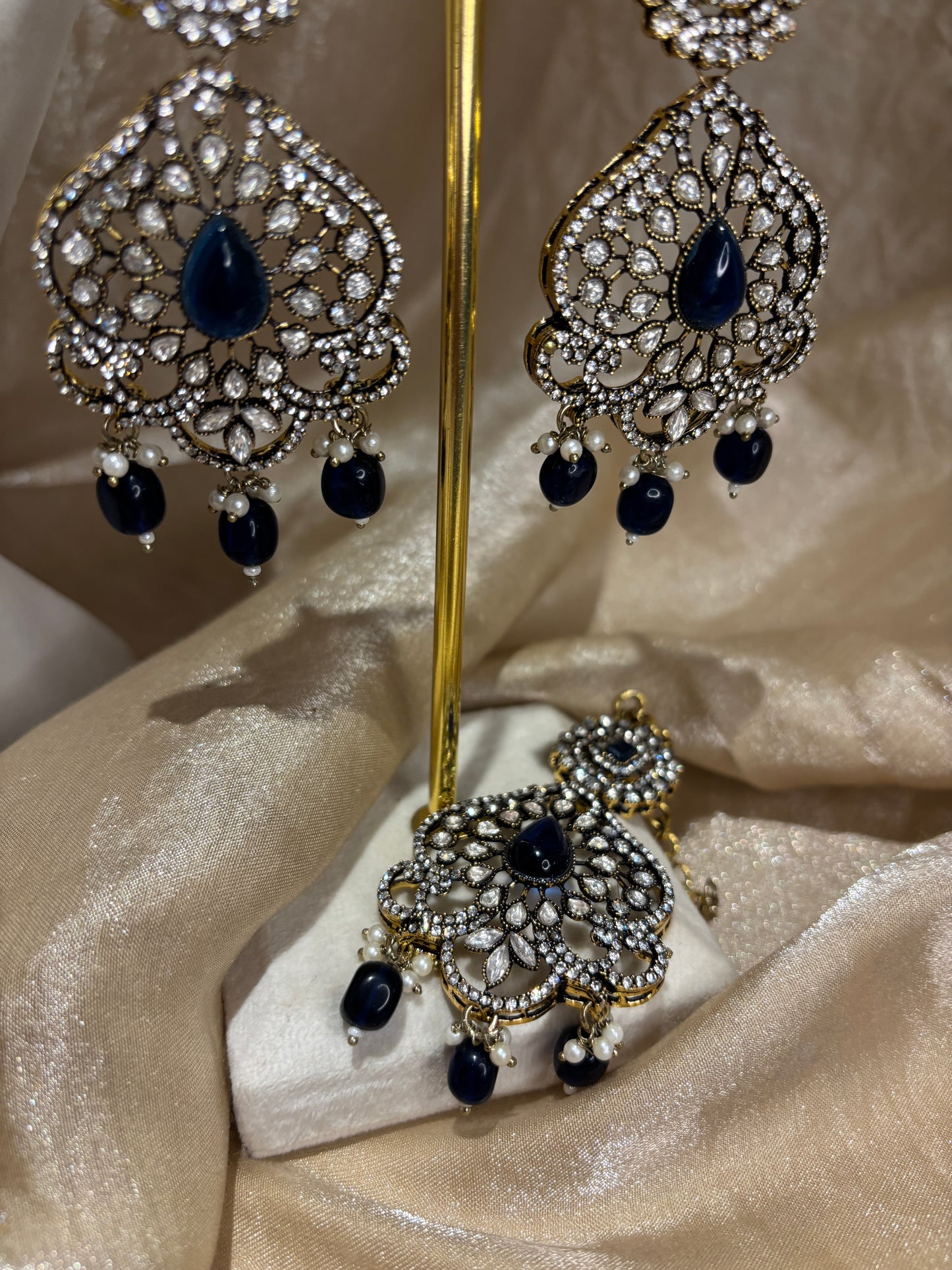 Navy blue necklace set