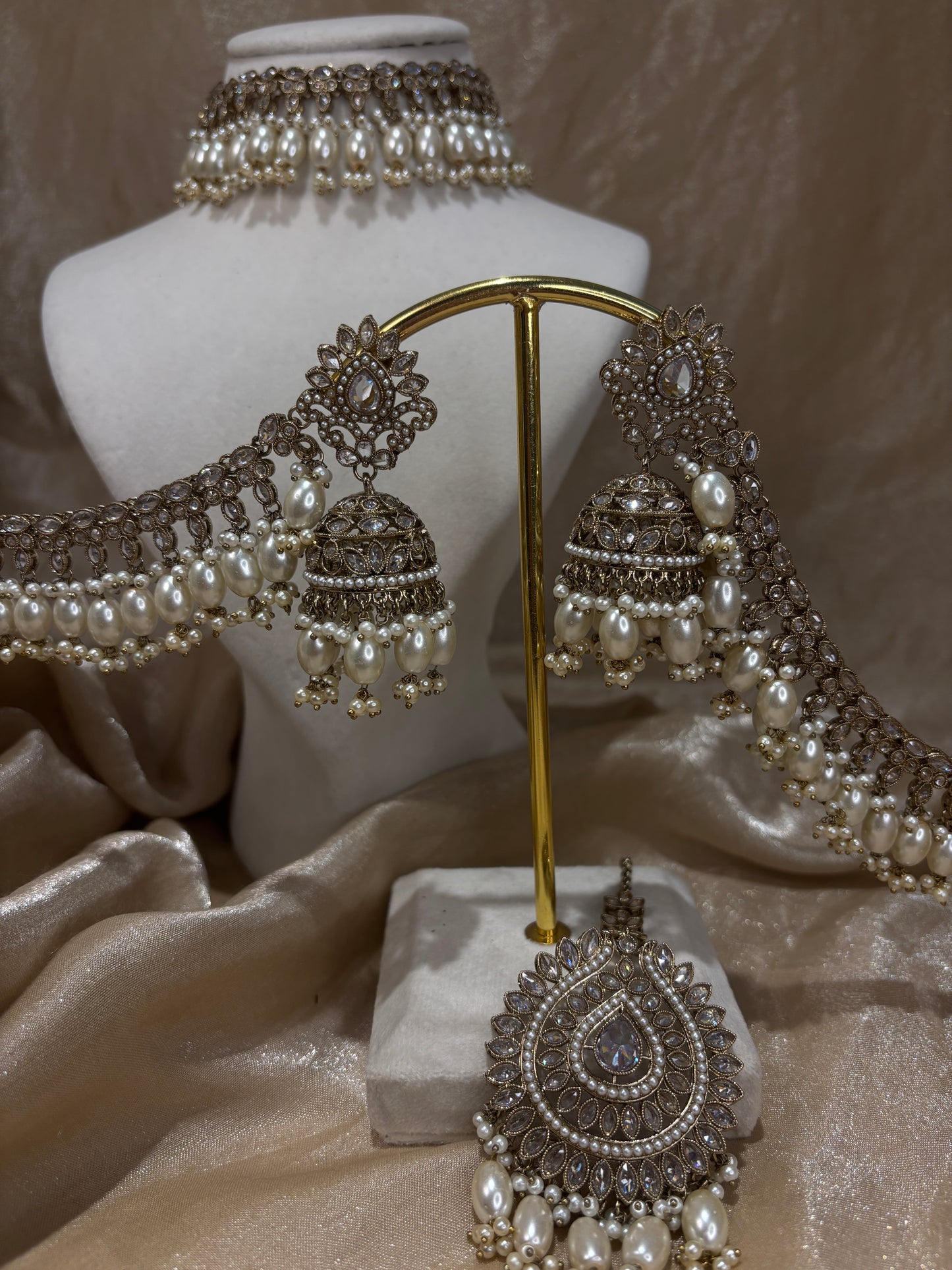 white/gold choker set